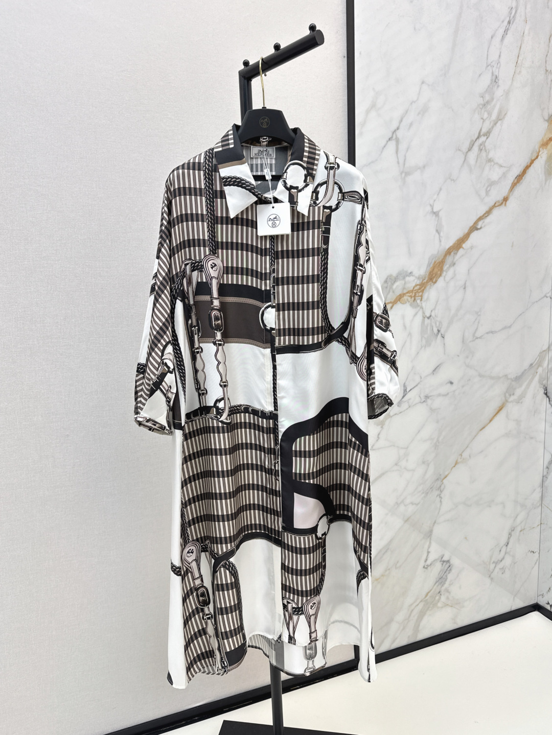 NO:295432,Her 25Ss——————The latest Kaftan slit dress in early spring Coaching Remix pattern positioning print 100% twill silk fabric white and rich beauty must-have versatile items Full positioning print Temperament one-length loose fit design concept simple and atmospheric casual belt top body looks slim One color on sale sml, coach, skirts, real silk, alexander wang19860909Her 25Ss————早春最新款卡夫坦开叉连衣裙Coaching Remix图案定位印花 百分百斜纹绸真丝面料 白富美必备百搭单品 全定位印花 气质一字领宽松版型设计理念简约大气 随性系上腰带上身超显瘦 一色现货发售sml,,coach,skirts,real silk,alexander wang,Women's clothing