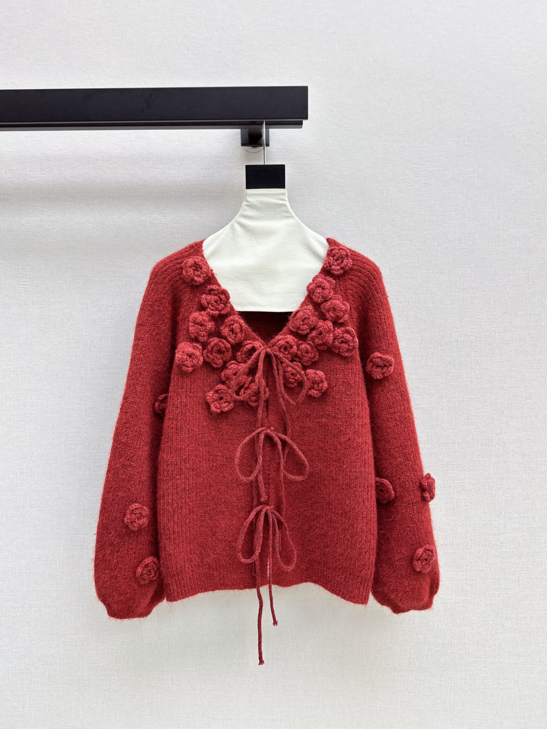 NO:295429,Exclusive model ~ Miu 25Ss————The latest three-dimensional flower decoration knitted sweater in early spring, heavy industry three-dimensional flower decoration is simply a magical existence. It is good to wear and has to love it. Single wear with jeans dresses, autumn and winter layering. It is very elegant no matter how you match it. Two colors are available for sale in stock, miumiu, skirts, jeans, sweaters, alexander wang19860909独家款～Miu 25Ss————早春最新款立体花朵装饰针织毛衣重工立体花朵装饰简直神一样的存在 颜值高又好穿不得不爱 单穿搭配牛仔裤连衣裙秋冬叠穿 怎么搭配都很有气质 两色现货发售sml,,miumiu,skirts,jeans,sweaters,alexander wang,Women's clothing