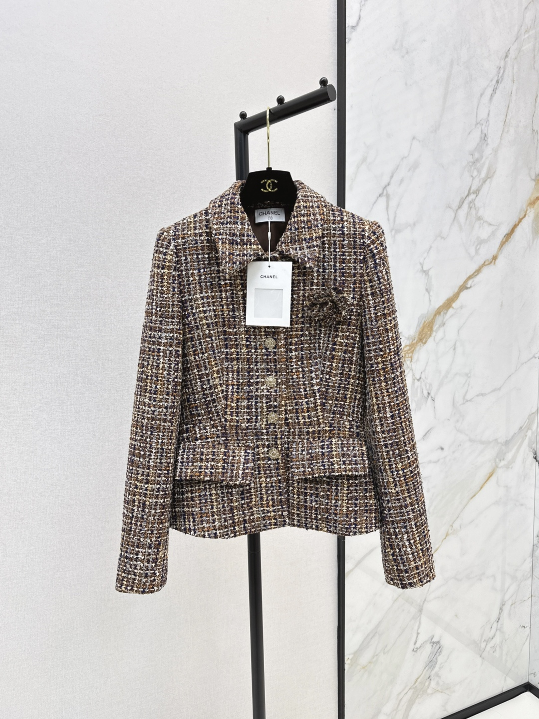 NO:295426,The holiday suit is here. C home 25Ss————The latest style of early spring's atmosphere is full of braided wool lapel waist jacket. The developed woven fabric color is white in one second, and it looks atmospheric. It has a sense of festive atmosphere. It gives you a stable temperament. The detachable three-dimensional flowers can also be matched with other clothes. One-color spot is available for sale sml, chanel, jackets & coats, alexander wang19860909节日战衣来了 C家 25Ss————早春最新款氛围感满满编织粗呢翻领收腰外套 开发的编织面料色系就是一秒显白 显大气 很有节日氛围感 给你稳稳的气质感 可拆卸立体花朵还可以搭配其他衣服 一色现货发售sml,,chanel,jackets & coats,alexander wang,Women's clothing