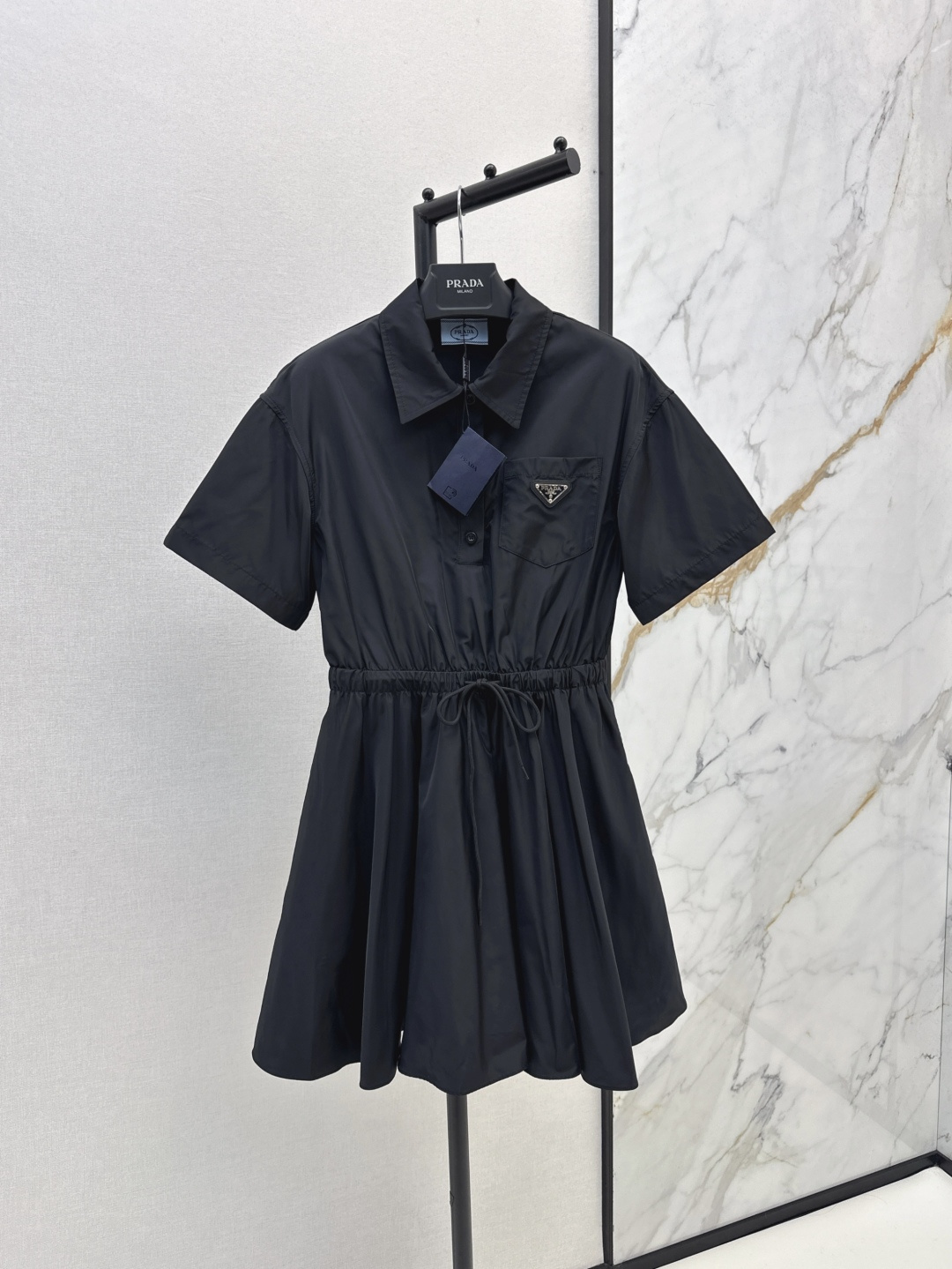 NO:295423,Exclusive first release PD 25Ss———The latest drawstring design nylon dress in spring and summer. A must-have for sweet and cool girls when going out on the street. It uses tech nylon fabric. Waist drawstring design. The upper body has a handsome feeling. Classic badge embellishment on the chest. One-color spot sml, skirts, alexander wang19860909独家首发 PD 25Ss———春夏最新款抽绳设计尼龙连衣裙 日常出街甜酷女孩必备 采用科技布尼龙面料 腰间抽绳设计 上身自带帅气感 胸前经典徽章点缀 一色现货发售sml,,skirts,alexander wang,Women's clothing