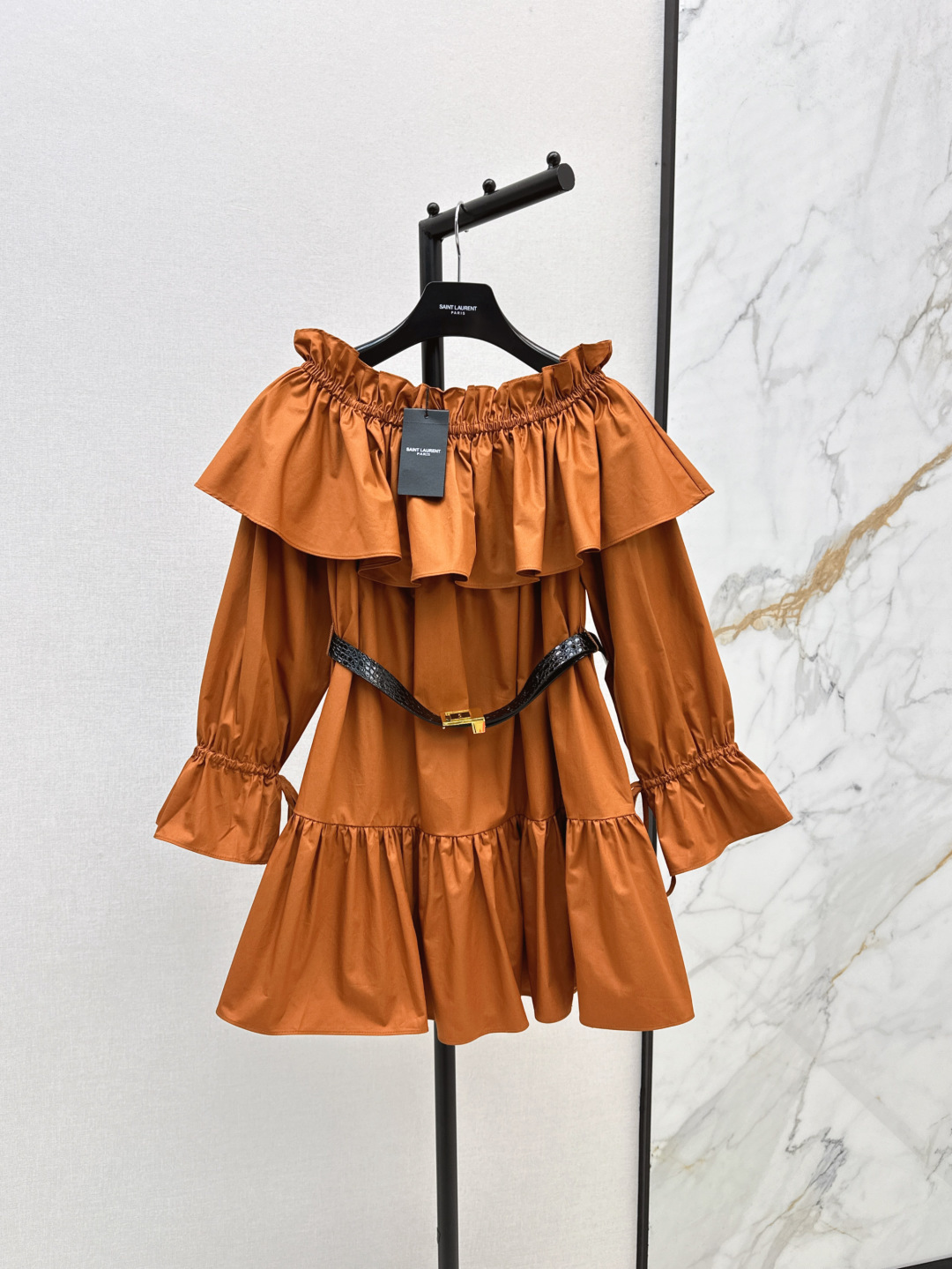 NO:295420,Exclusive first release SLP 25Ss————The latest spring and summer lotus leaf sling one-shoulder dress with a fixed dyeing system is super high-end~ The one-shoulder design is sexy and cute to reduce age. It is so suitable for wearing beautiful selfies on the street. It uses pure cotton fabric and can make you look slimming with a belt. Recommended~ One-sex sml is available in stock, loro piana, skirts, alexander wang19860909独家首发 SLP 25Ss————春夏最新款荷叶摆一字肩连衣裙定染色系超高级～ 一字肩设计性感又可爱减龄 太适合穿上街美美自拍了 采用纯棉面料 搭配腰带又可以显瘦功能 推荐～一色现货发售sml,,loro piana,skirts,alexander wang,Women's clothing