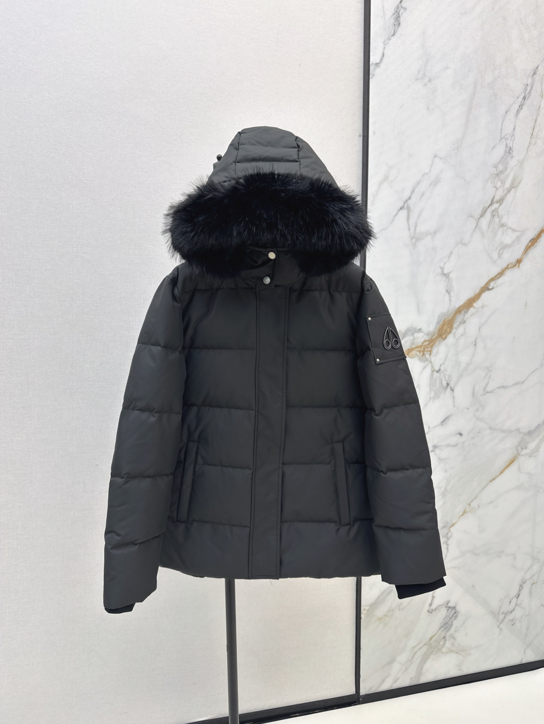 NO:295443,Mooosek ~ 24Ss————The latest style of detachable fur collar hooded down jacket in autumn and winter custom windproof and waterproof nylon material, white duck down filling inner lining, light and warm, detachable hooded stand collar two-wear design, fluffy and soft fox fur embellishment, ready-to-wear classic rectangular bar embossing, changeable outfit, iconic logo on the outside of the arm, showing low-key and high-end, symmetrical pocket design, practical and unique to keep warm and unique, waist side zipper slit treatment, exquisite details can successfully get rid of dullness, integrating warmth and fashionable, two colors are available in stock xssmlxl,, down jacket, hats, alexander wang19860909Mooosek ～ 24Ss————秋冬最新款可拆卸毛领连帽羽绒服定制防风防水尼龙材质 白鸭绒填充内里 整件轻盈保暖 可拆卸连帽立领两穿设计 领边蓬松柔软狐狸毛点缀 成衣经典长方条形压纹处理 穿搭造型多变 手臂外侧标志性徽标 彰显低调高级感 对称口袋设计 御寒实用又别出心裁 腰侧侧拉链开叉处理 精致细节就能成功摆脱沉闷 集保暖与时髦一体 两色现货发售xssmlxl,,down jacket,hats,alexander wang,Women's clothing