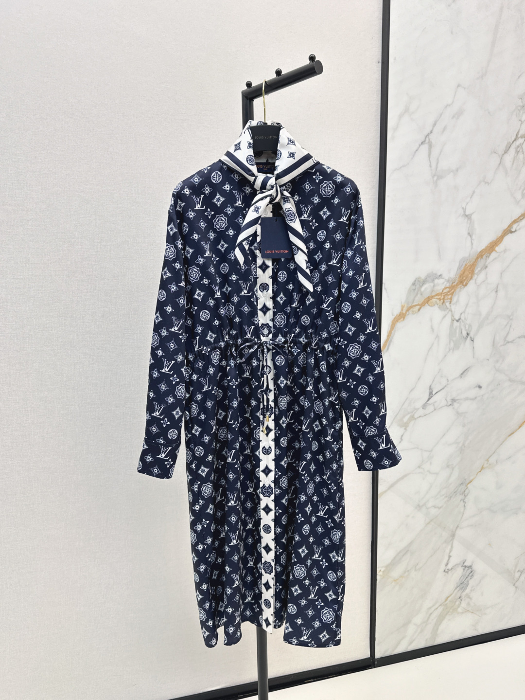 NO:295440,L Home 25Ss——————The latest silk scarf printed shirt and long skirt in early spring custom imported twill thick material, breathable texture, comfortable and easy to wear, stand-up collar shirt and long skirt tailoring, full-print classic four-leaf clover elements and presbyterian letters, the neckline extends to the front and embellishes white edge decoration, collides with the large body, showing luxurious tone, waist drawstring design, outlines graceful body shape, overall pleated draping, modify lines, matched with the same series of scarves, one color is available for sale in stock, sml,, louis vuitton, skirts, shirts, alexander wang19860909L家 25Ss————早春最新款丝巾印花衬衫长裙定制进口斜纹稠材质 质感透气 舒适好穿 立领衬衣长裙剪裁 通体满印经典四叶草元素和老花字母 领口延伸至前襟点缀白边装饰 与大身藏蓝碰撞 彰显奢华调性 腰间抽绳设计 勾勒曼妙身形 整体压褶垂顺 修饰线条 搭配同系列丝巾装饰 一色现货发售sml,,louis vuitton,skirts,shirts,alexander wang,Women's clothing