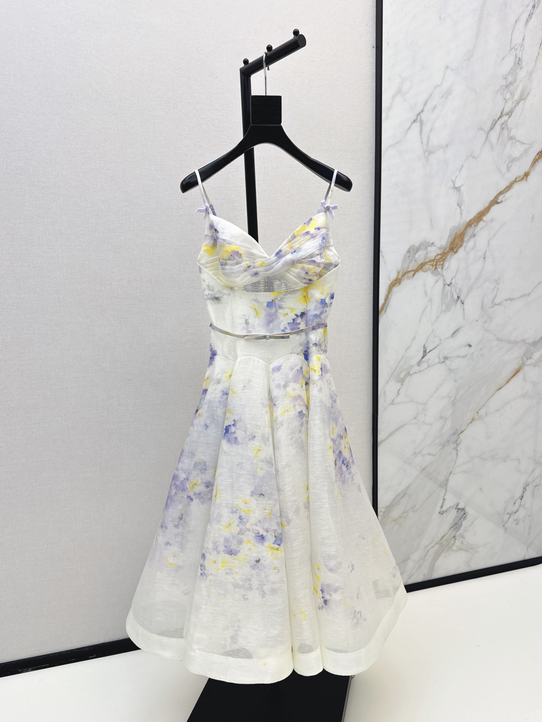 NO:295431,Zim 25Ss——————The latest style of early spring bow suspender long dress with elegant and fresh vacation style Elegant floral pattern Three-dimensional waist-hugging style Romantic and elegant white and rich beauty essentials Imported linen printed fabric One-color spot sale smlxl, skirts, alexander wang19860909Zim 25Ss————早春最新款蝴蝶结吊带长款连衣裙淡雅清新的度假风气息 优雅花卉图案 立体收腰版型 浪漫优雅的白富美必备单品 进口亚麻印花面料 一色现货发售smlxl,,skirts,alexander wang,Women's clothing