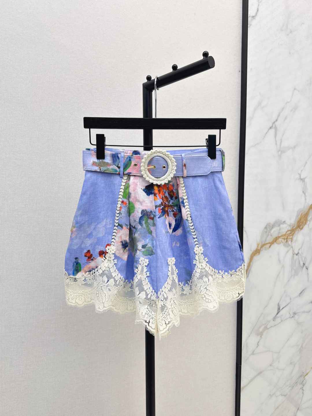 NO:295428,Exclusive first release of tops and shorts Zimmen-M 25Ss————The latest linen suit for early spring, stand-up collar shirt   high-waist shorts, elegant and fresh vacation style, elegant floral pattern, three-dimensional waist-hugging style, romantic and elegant white and rich beauty essentials, imported linen printed fabric, one-color spot-on smlxl,, shorts,shirts,alexander wang19860909上衣短裤独家首发 Zimmen-M 25Ss———早春最新款亚麻套装 立领衬衫 高腰短裤 淡雅清新的度假风气息 优雅花卉图案 立体收腰版型 浪漫优雅的白富美必备单品 进口亚麻印花面料 一色现货发售smlxl,,shorts,shirts,alexander wang,Women's clothing