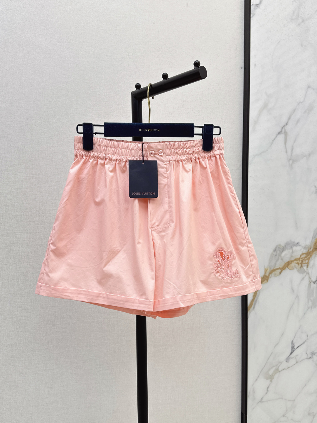 NO:422115,L Home 25Ss————The latest spring and summer suits, small short shirts + shorts, shorts, long-sleeved shirts, tailored, create a relaxed holiday feel, embroidered letter logo illuminated design in chest pockets, paired with shorts in the same series, convenient adjustment of waist buckles, wide-leg straight, slimming and long legs, trousers and legs embroidered logo echoes the complete set of outfits full of casual style, two colors are developed, spot sml shorts, louis vuitton, shorts, shirts, alexander wang19860909L家 25Ss————春夏最新款套装小短款衬衫+短裤 短款长袖衬衫裁剪 打造度假松弛感 胸前口袋绣花字母徽标点亮设计 搭配同系列短裤 腰间系扣调节便利 阔腿直筒 显瘦超显腿长 裤腿绣花徽标呼应 成套穿搭满满休闲风格 两色分开发 现货发售sml 短裤,,louis vuitton,shorts,shirts,alexander wang,Women's clothing