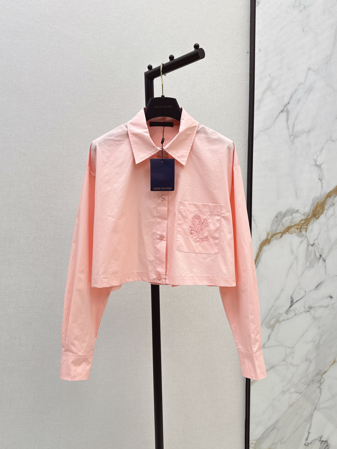 NO:422106,L Home 25Ss————The latest spring and summer suits, small short shirts + shorts, shorts, long sleeve shirts, cut shorts, create a relaxed holiday feel, embroidered letter logo illuminated design, matched with shorts in the same series, convenient adjustment of waist buttons, wide legs, straight legs, slimming and long legs, echoing the embroidered logo of the trouser legs, full of casual style, two colors, development, spot sml shirts,,louis vuitton, shorts, shirts, alexander wang19860909L家 25Ss————春夏最新款套装小短款衬衫+短裤 短款长袖衬衫裁剪 打造度假松弛感 胸前口袋绣花字母徽标点亮设计 搭配同系列短裤 腰间系扣调节便利 阔腿直筒 显瘦超显腿长 裤腿绣花徽标呼应 成套穿搭满满休闲风格 两色分开发 现货发售sml 衬衫,,louis vuitton,shorts,shirts,alexander wang,Women's clothing