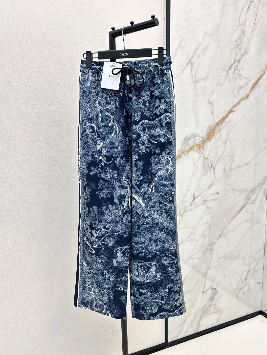 NO:422166,CD 25Ss————The latest jungle print suit short-sleeved T-shirt + straight-leg pants. The top is slightly transparent. Fashionable and tricky. The style of A-Kai style has richer layers. The full small details are too important. The development of one color. SML trousers are on sale in stock. T-shirt, tees, t-shirt, alexander wang19860909CD 25Ss————春夏最新款丛林印花套装短袖T恤+直筒裤 上衣微透视 若隐若现时尚小心机 可A可乖的风格 印花层次感更加丰富 满满小细节太加分了 一色分开发 现货发售sml长裤,,T-shirt,tees，t-shirt,alexander wang,Women's clothing