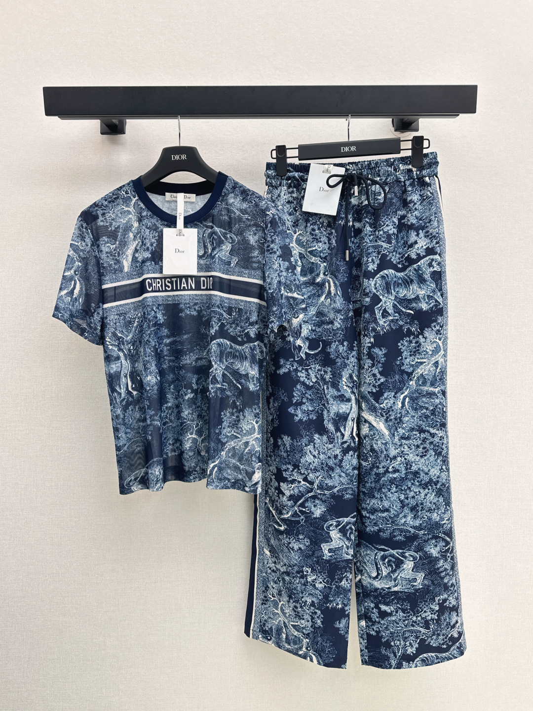 NO:422155,CD 25Ss————The latest jungle print suit short-sleeved T-shirt + straight-leg pants Tops with a micro perspective, a fashionable trick that is looming, a good-looking style, a richer layering of prints, a lot of small details, too much points to be developed, one-color split, sml tops, T-shirt,tees, t-shirt,alexander wang19860909CD 25Ss————春夏最新款丛林印花套装短袖T恤+直筒裤 上衣微透视 若隐若现时尚小心机 可A可乖的风格 印花层次感更加丰富 满满小细节太加分了 一色分开发 现货发售sml 上衣,,T-shirt,tees，t-shirt,alexander wang,Women's clothing