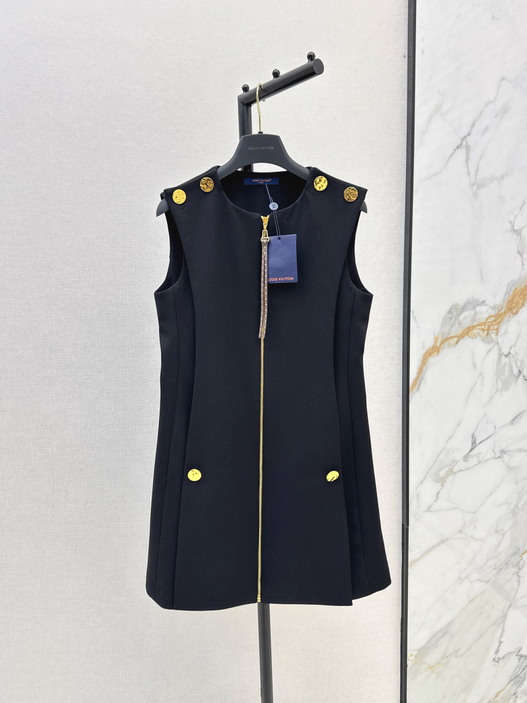 NO:422144,L Home 25Ss————The latest three-dimensional sleeveless dress with spring and summer, round neck zipper design, simple and high-end logo metal buckle embellishment, low-key and fashionable, sleeveless zipper slim straight skirt, upper body looks slim and fashionable, full of temperament and age-reducing, super eye-catching and eye-catching, one-size-fitting sml, louis vuitton, skirts, alexander wang19860909L家 25Ss————春夏最新款立体无袖连衣裙 圆领拉链式设计 简约又高级 logo金属扣点缀 低调又时髦 无袖拉链修身直筒裙摆 上身显瘦又时髦百搭 气质减龄感十足 出街超级吸睛抢镜 一色现货发售sml,,louis vuitton,skirts,alexander wang,Women's clothing