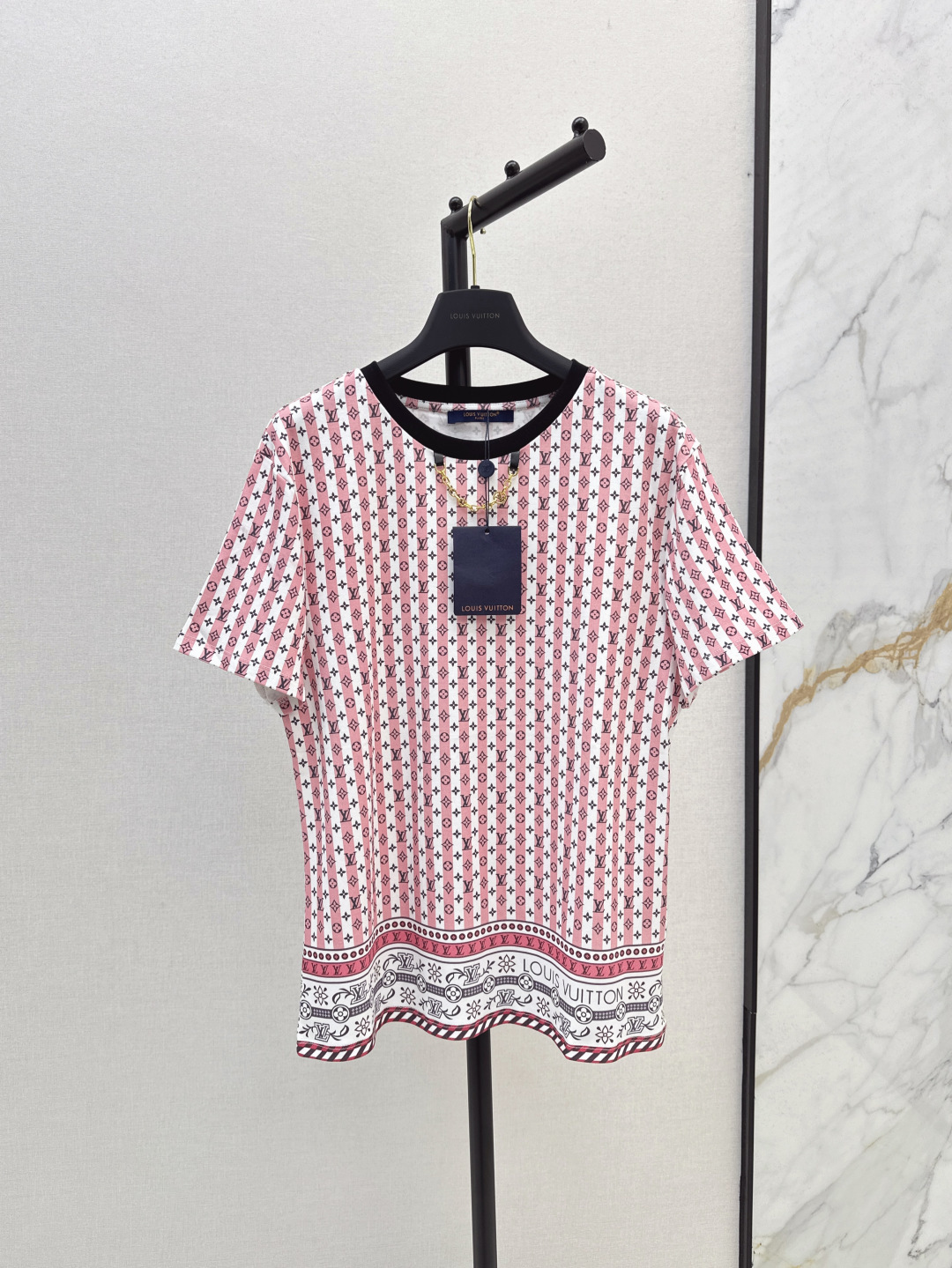 NO:422136,L Home 25Ss————The latest classic presbyterian short-sleeved T-shirt in spring and summer. Fashionable matching items. Presbyterian printing is so eye-catching. It is a plus of fashionable match with various coats. One-color spot-on sml, louis vuitton, jackets & coats, T-shirt,tees, t-shirt,alexander wang19860909L家 25Ss————春夏最新款经典老花短袖T恤 时髦搭配单品 老花印花效果太吸睛了 搭配各种外套都是加分时髦 一色现货发售sml,,louis vuitton,jackets & coats,T-shirt,tees，t-shirt,alexander wang,Women's clothing