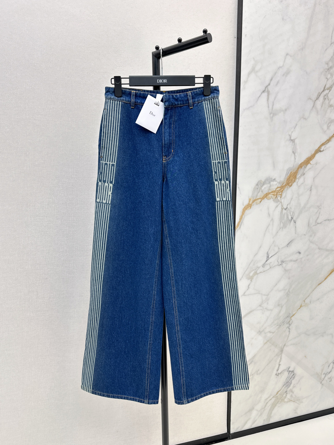 NO:663140,CD 25Ss————The latest double-sided jacquard straight-leg jeans for spring and summer, original custom-made retro primary color blue wash process, high-end and fashionable. A must-have for the wardrobe every year. The classic straight-leg trousers that must be released every year to make the upper body look slimmer. Mom has long legs. Casual and fashionable handsome items. Imported denim fabric enzyme wash process. One color ready for sale sml,,jeans, 19860909CD 25Ss————春夏最新款双侧提花直筒牛仔裤原版定制复古原色蓝洗水工艺高级又时髦 衣橱必备的万年搭 每年必出的经典直筒裤形上身巨显瘦 妈生大长腿 休闲时髦的帅气单品 进口牛仔面料酵素洗水工艺 一色现货发售sml,,jeans, ,Women's clothing