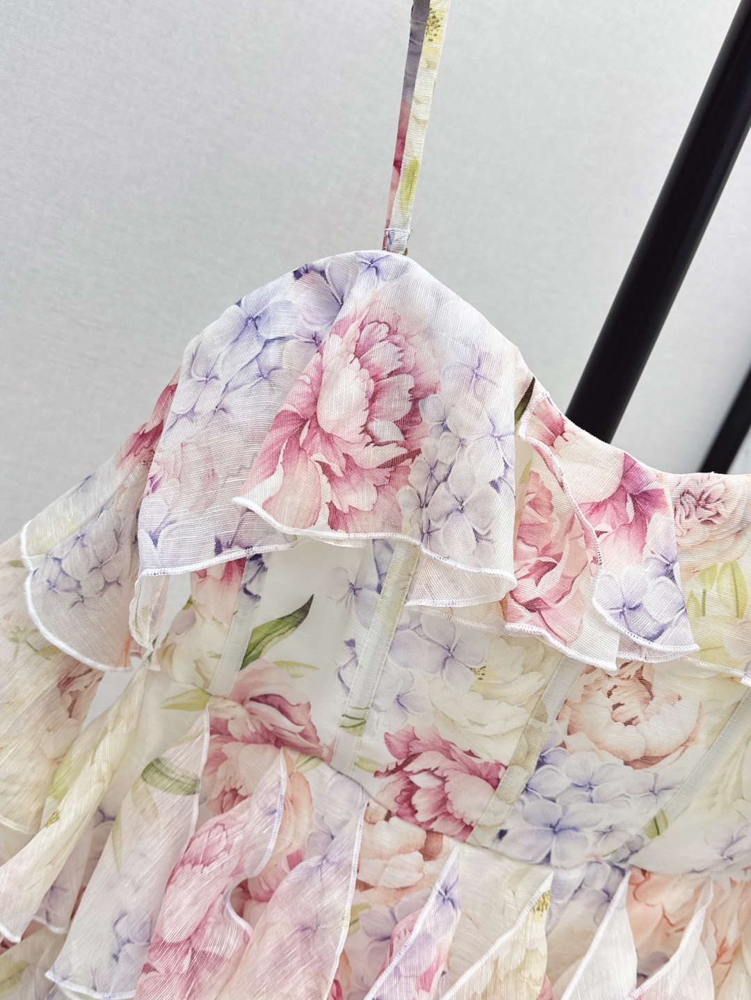 独家首发 时髦小众设计 25Ss———春夏最新款花卉图案吊带连衣裙🤍淡雅清新的度假风气息 优雅花卉图案印