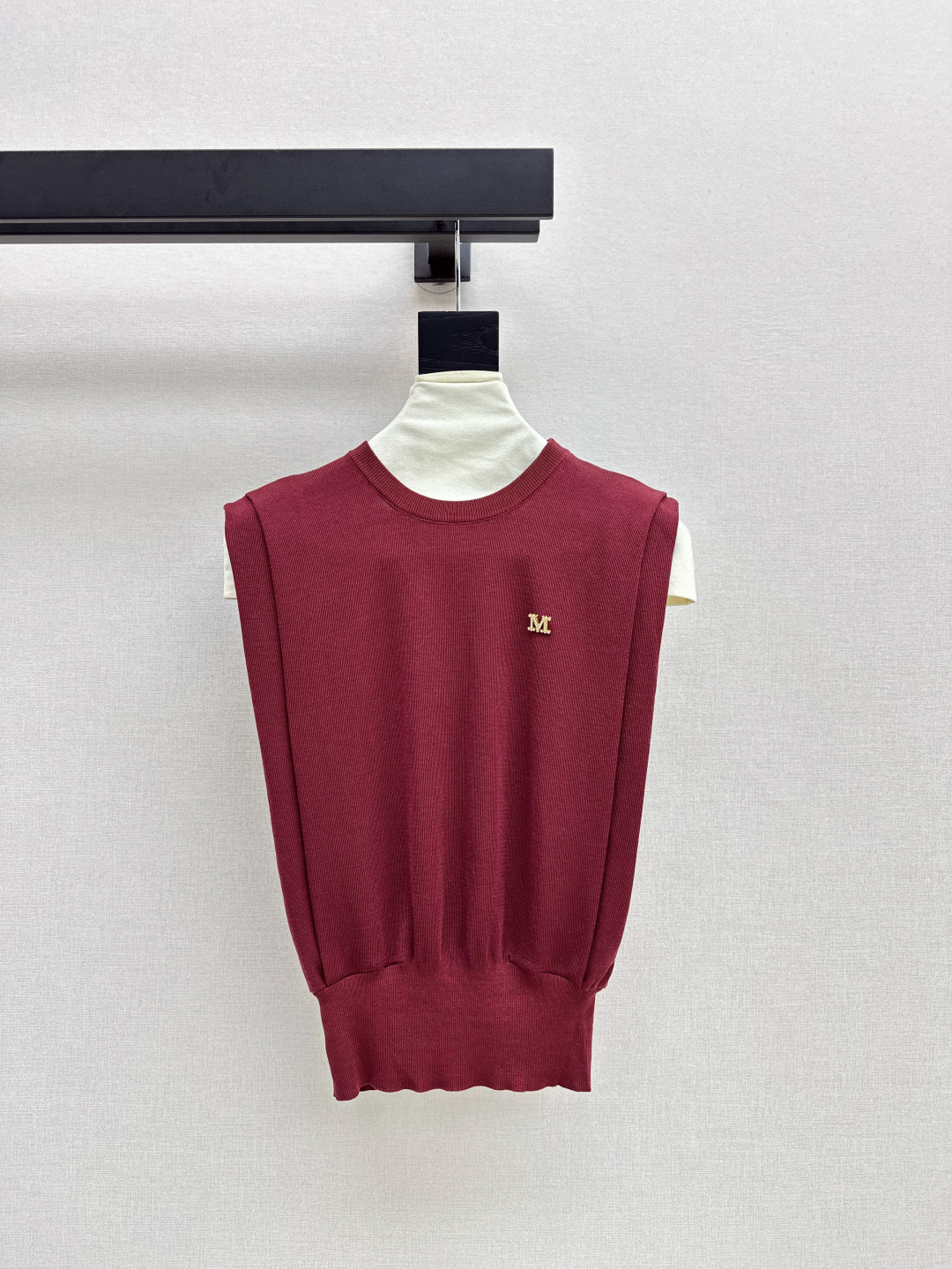 NO:418546,max 25Ss———The latest spring and summer ice silk sleeveless knitted sweater custom ice silk knitted material plain color shoulder drop pullover sweater style iconic letter brooch eye-catching regular style design makes outfit look slim and fashionable, single layering is outstanding Three-color spot on sale sml, sweaters, brooch, breastpin, alexander wang19860909max 25Ss———春夏最新款冰丝无袖针织衫定制冰丝针织材质 素色落肩套头毛衣版型 标志性字母胸针 吸睛满分 常规版型设计 让穿搭显瘦而时髦 单穿叠穿都出彩 三色现货发售sml,,sweaters,brooch，breastpin,alexander wang,Women's clothing