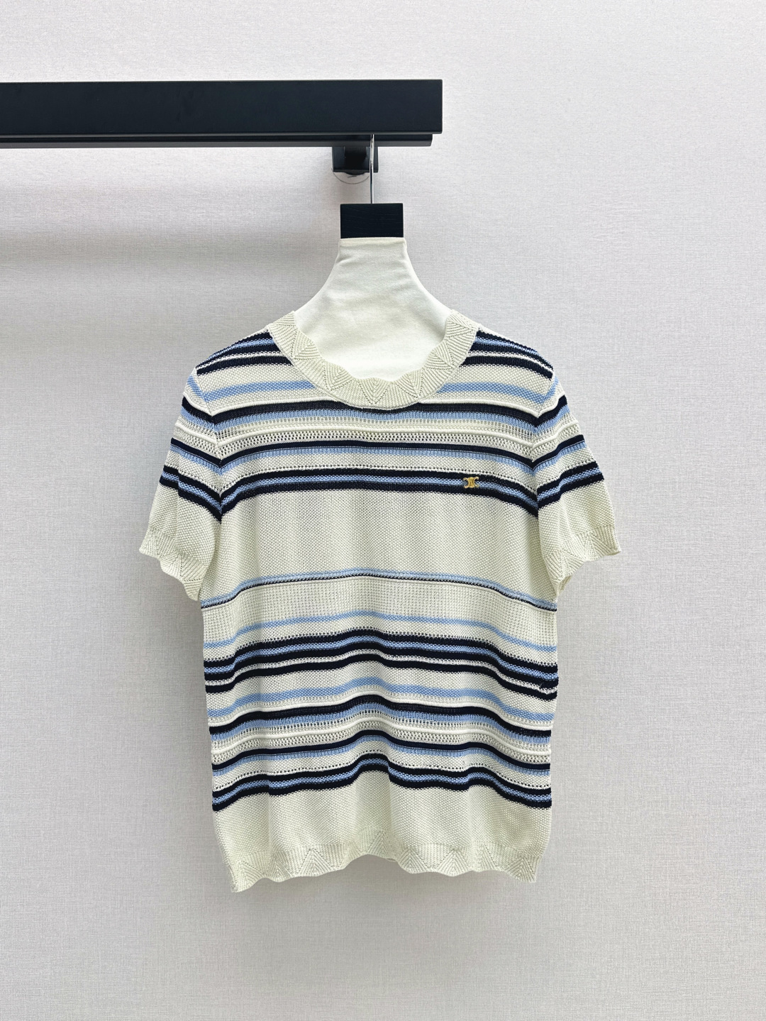 NO:418538,CE 25Ss———The latest spring and summer ice silk striped sweater custom ice silk knitted material. Iconic letter brooch. Eye-catching. Regular style design. Make the outfit look slim and fashionable. Single-fit layering is outstanding. Two-color spot-on sml, brooch, breastpin, alexander wang19860909CE 25Ss———春夏最新款冰丝条纹针织衫定制冰丝针织材质 标志性字母胸针 吸睛满分 常规版型设计 让穿搭显瘦而时髦 单穿叠穿都出彩 两色现货发售sml,,brooch，breastpin,alexander wang,Women's clothing