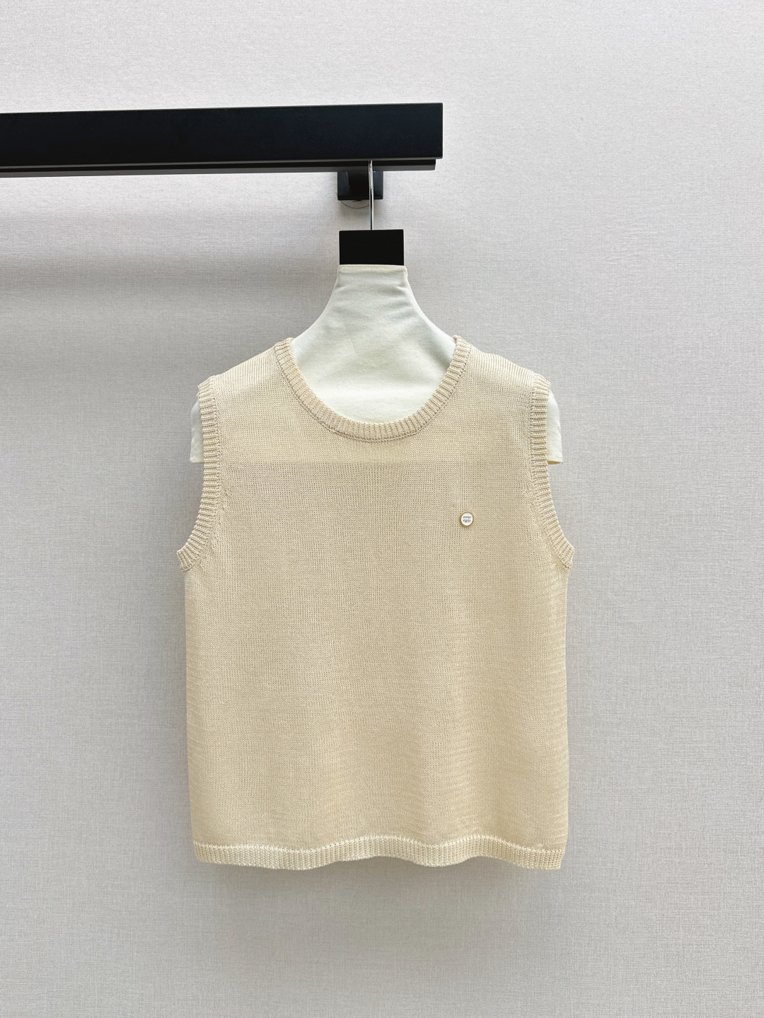 NO:418530,Miu 25Ss———The latest spring and summer ice silk sleeveless knitted sweater custom ice silk knitted material. Iconic letter brooch. Eye-catching. Regular style design. Make the outfit look slim and fashionable. Single-fit layering is outstanding. Three-color spot-on sml, miumiu, brooch, breastpin, alexander wang19860909Miu 25Ss———春夏最新款冰丝无袖针织衫定制冰丝针织材质 标志性字母胸针 吸睛满分 常规版型设计 让穿搭显瘦而时髦 单穿叠穿都出彩 三色现货发售sml,,miumiu,brooch，breastpin,alexander wang,Women's clothing