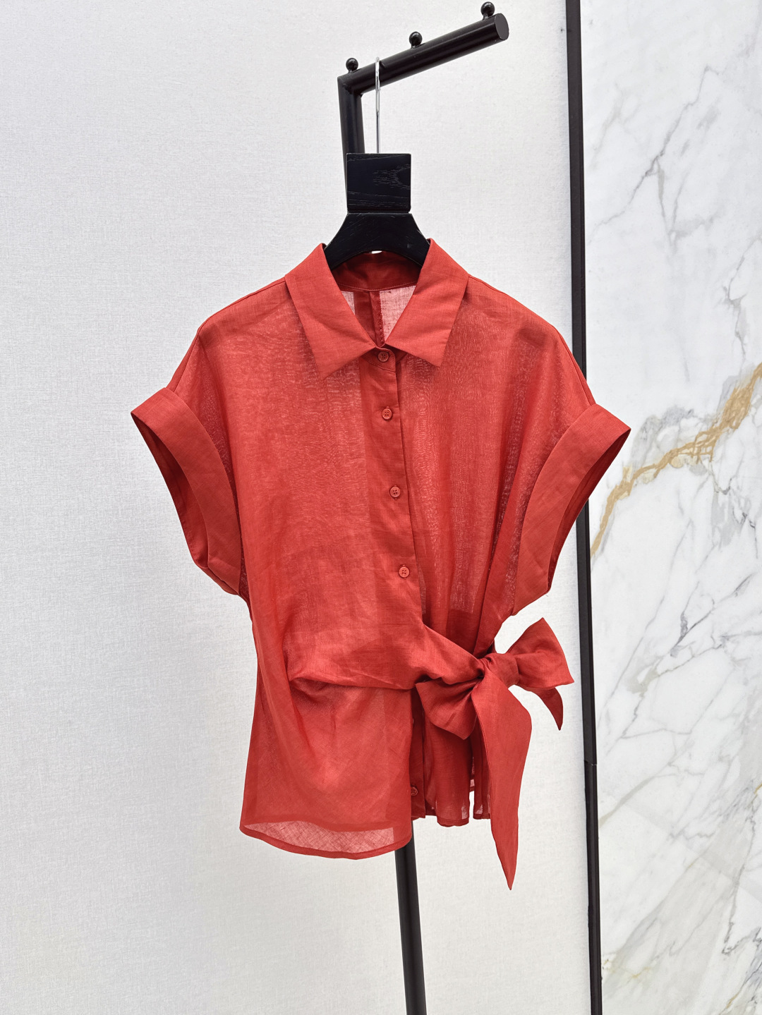 NO:418522,Has accent and design, fashionable and niche design, 25Ss———Wait strap design, lapel shirt, waist strap design, creates a waist-hugging effect, visually hiding flesh, not showing the belly, easily splitting the tall body proportions, very high, four colors are available for sale in stock,,shirts,alexander wang19860909有腔调有设计感 时髦小众设计 25Ss————腰间绑带设计翻领衬衫腰间绑带设计形成收腰效果 视觉感上十分藏肉 不显肚子 轻松分割高挑身材比例感 很显高 四色现货发售sml,,shirts,alexander wang,Women's clothing