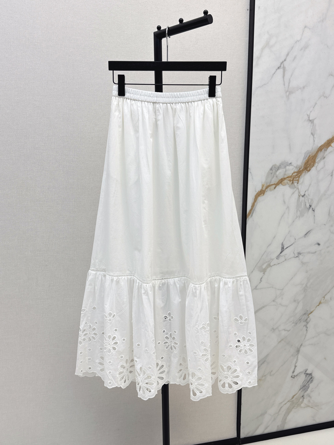 NO:420215,versatile summer Ch～E 25Ss———The latest spring and summer hem embroidered splicing white skirt, hem splicing embroidered skirt, a long skirt with a sense of design and not picky attention. The splicing design can divide the effect of long legs. Daily matching T-shirts or shirts are OK. Simple and not simple. SMS, skirts, shirts, tees, t-shirts, alexander wang19860909夏季百搭 Ch～E 25Ss———春夏最新款下摆刺绣拼接白色半裙 下摆拼接绣花裙摆 特别重有设计感又不挑人的长款半裙 拼接设计可以分割出长腿效果 日常搭配T恤或者衬衫都OK 简约不简单 一色现货发售sml,,skirts,shirts,tees，t-shirt,alexander wang,Women's clothing