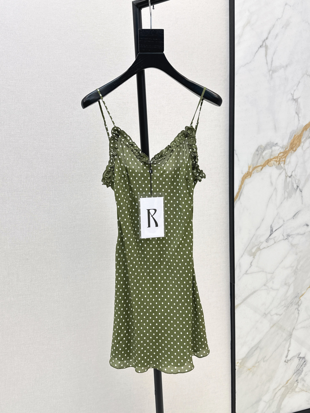 NO:420280,Exclusive first launch, fashionable and niche design, 25Ss————The latest polka dot suspender dress in early spring, a rich vacation style, romantic and elegant white and rich beauty essentials, imported silk fabric, one-color spot on sale xssml, skirts, real silk, alexander wang19860909独家首发 时髦小众设计 25Ss———早春最新款波点吊带连衣裙浓郁的度假风气息 浪漫优雅的白富美必备单品 进口真丝面料 一色现货发售xssml,,skirts,real silk,alexander wang,Women's clothing