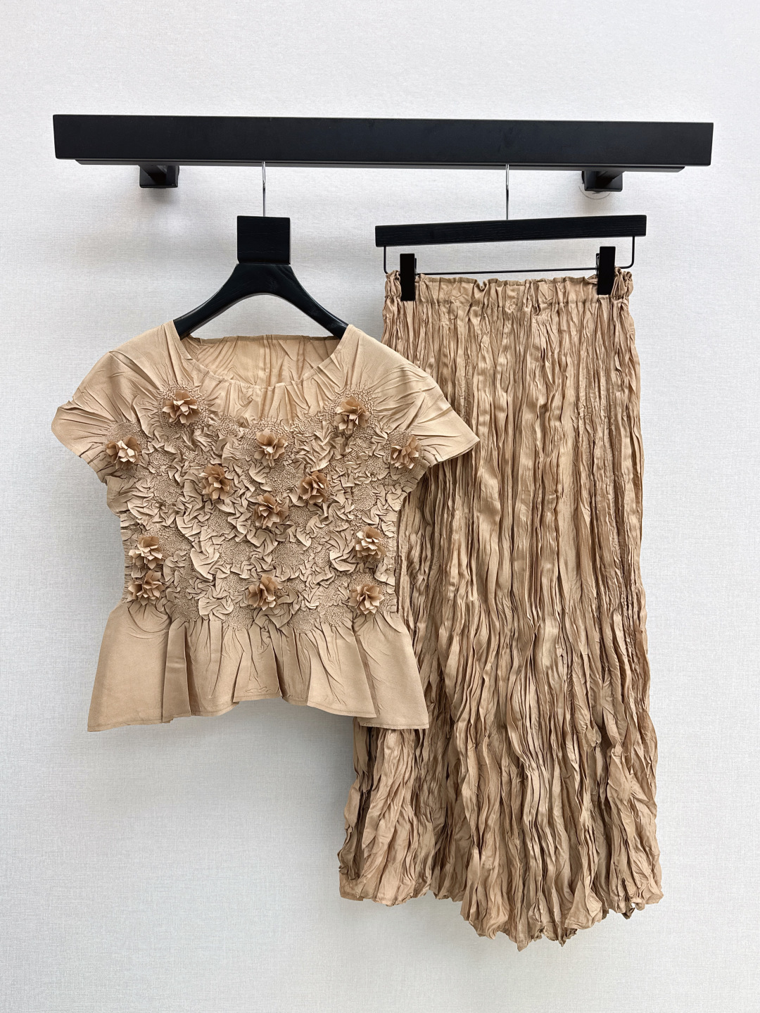 NO:420271,Continuous explosion series Miyake Ichisaki 25Ss———The latest spring and summer suit short-sleeved three-dimensional flower top + elastic waist pleated skirt Exclusive hit style Use heavy industry pleated fabric Vertical striped pleated pleated ease of lengthening the proportion of legs, unrivaled leg slimming function Recommended Extra large elastic average size (top long bust 39 elastic, 51 waist 64 elastic, skirt length 86) One set out One size, isseymiyake, skirts, T-shirt, alexander wang19860909持续爆单系列 三宅一生 25Ss———春夏最新款套装短袖立体花朵上衣+松紧腰压褶 半裙 独家爆款 采用重工压褶面料 竖条纹细褶 轻松拉长双腿比例感 瘦腿功能无敌赞 推荐 超大弹力均码（上衣衣长胸围39有弹力 衣长51 腰围64有弹力 裙长86） 一套出 均码,,isseymiyake,skirts,T-shirt,alexander wang,Women's clothing