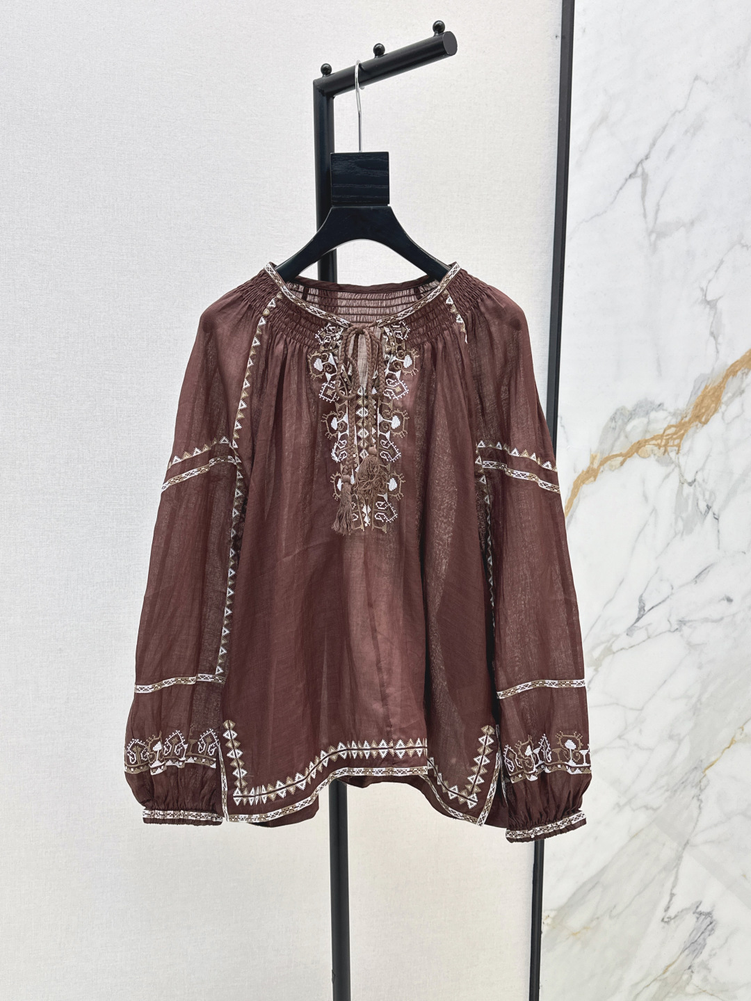 NO:420262,Fashionable design 25Ss———The latest heavy embroidered retro top in spring and summer is a perfect sense of casualness and fashion. Whether it is on the street or on vacation, French lazy and casual outfits are never out of date. Linear fabric is very beautiful. SML is available in stock, alexander wang19860909时髦设计 25Ss————春夏最新款重磅刺绣复古上衣妥妥的休闲感和时髦 不管是日常出街或者度假都适合 法式慵懒随性穿搭永不过时 亚麻面料颜值很高 一色现货发售sml,,alexander wang,Women's clothing