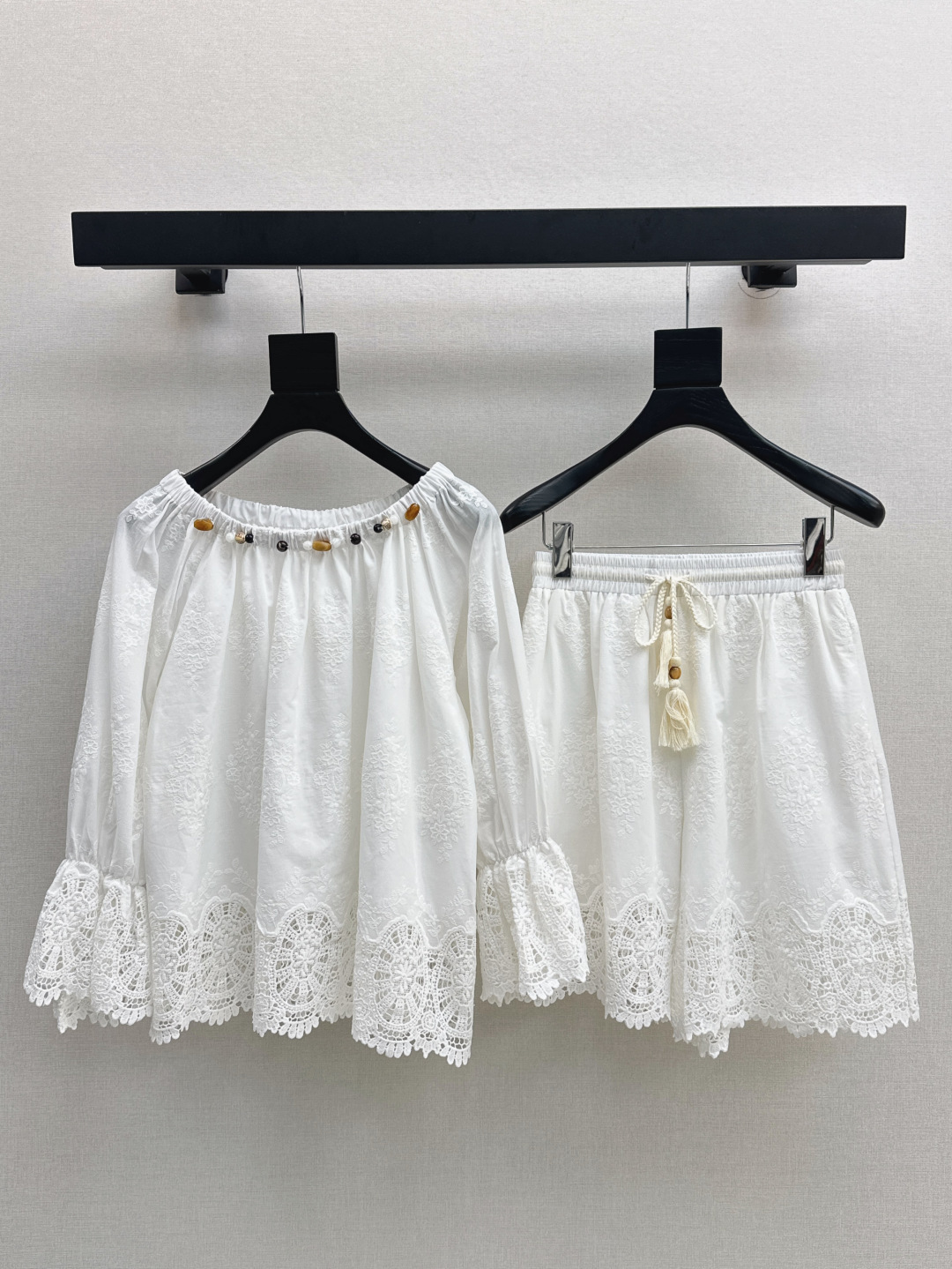 NO:420253,Fashionable design 25Ss————The latest heavy vacation style suit for spring and summer, one-shoulder embroidered top + shorts, exquisite embroidery embroidered, very detailed, love the one-shoulder design, casual and stylish, with a feeling of street photography blogger, one-shoulder matching or single wear, one-size matching, one-size spot sml, shorts, shawls, alexander wang19860909时髦设计 25Ss————春夏最新款重磅度假风套装一字肩刺绣上衣+短裤 精致刺绣点缀～很有细节感 一字披肩设计太爱了 腔调休闲感 很有范 自带街拍博主感觉 一套搭配或者单穿都很出色 一套搭配 一色现货发售sml,,shorts,shawls,alexander wang,Women's clothing