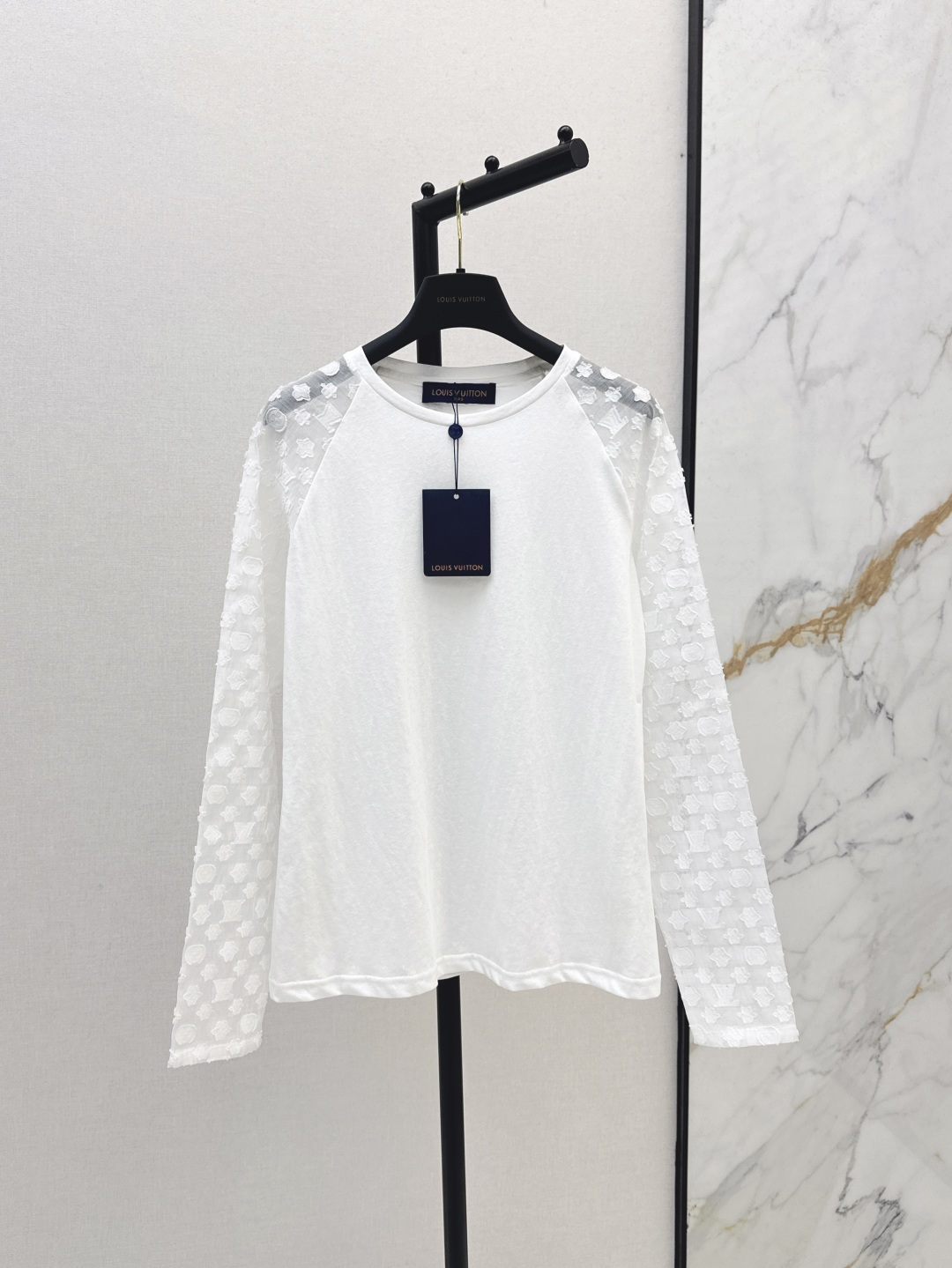 NO:421601,L Home 25Ss————The latest spring and summer spliced ​​presbyterian jacquard long-sleeved T-shirt for summer wear, refreshing and comfortable spliced ​​perspective jacquard presbyterian sleeve design, slim fit style and casual and beautiful upper body. It is very recommended for both workplace and daily shopping. SMS, louis vuitton,tees, t-shirt,alexander wang19860909L家 25Ss————春夏最新款拼接老花提花长袖T恤 夏季穿搭 既清爽又舒适 拼接透视提花老花衣袖设计 修身版型上身随性又好看 不管是职场还是日常逛街都非常推荐 一色现货发售sml,,louis vuitton,tees，t-shirt,alexander wang,Women's clothing