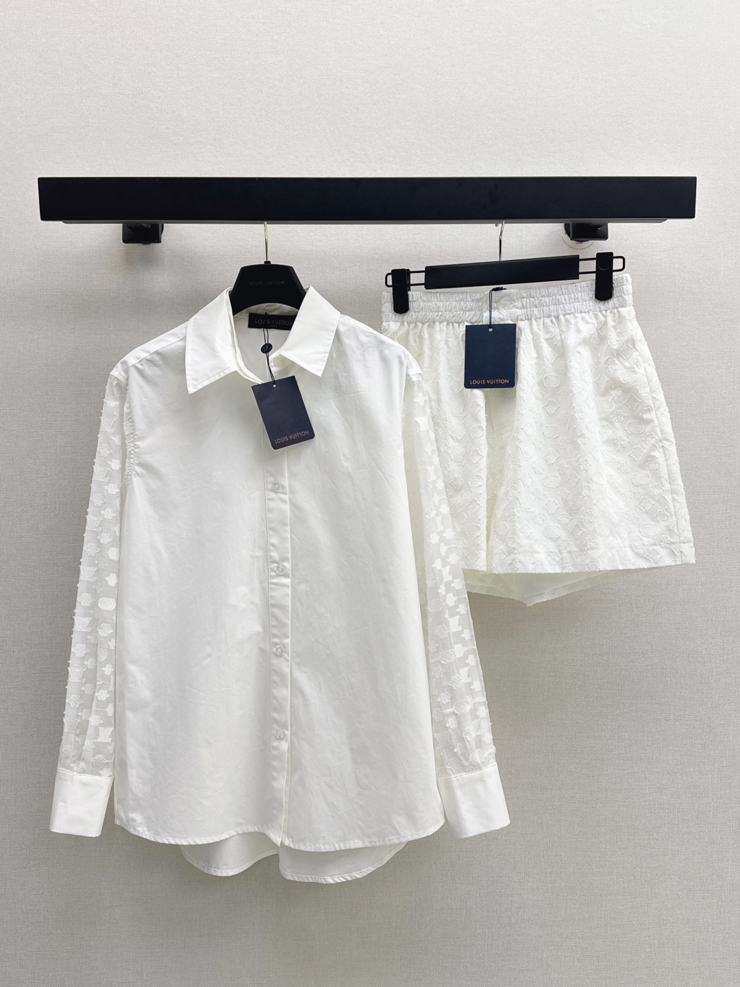 NO:421580,L Home 25Ss————The latest spring and summer lapel spliced ​​presbyterian jacquard shirt. Summer outfit is refreshing and comfortable. Spliced ​​perspective jacquardian sleeve design. The upper body is casual and beautiful. It is very recommended whether it is in the workplace or daily shopping. SML is available in stock,,louis vuitton,shirts,alexander wang19860909L家 25Ss————春夏最新款翻领拼接老花提花衬衫 夏季穿搭 既清爽又舒适 拼接透视提花老花衣袖设计 上身随性又好看 不管是职场还是日常逛街都非常推荐 一色现货发售sml,,louis vuitton,shirts,alexander wang,Women's clothing