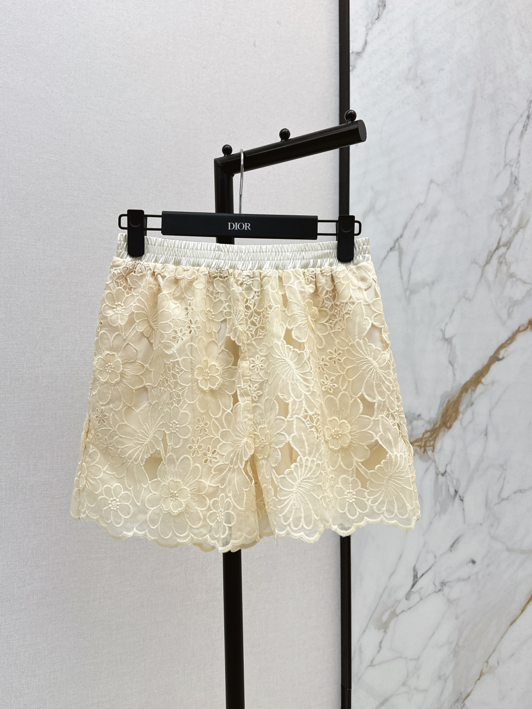 NO:421524,CD 25Ss————The latest spring and summer water-soluble flower high-waist shorts. Shorts that cannot be refused in summer. Clean and simple and fashionable. Exquisite water-soluble flower. The upper body reduces age and looks slim. Two colors are available for sale in stock. SML, shorts, alexander wang19860909CD 25Ss————春夏最新款水溶花高腰短裤 夏天拒绝不了的短裤 干净又简约时髦 精致的水溶花 上身减龄少女又显瘦 两色现货发售sml,,shorts,alexander wang,Women's clothing