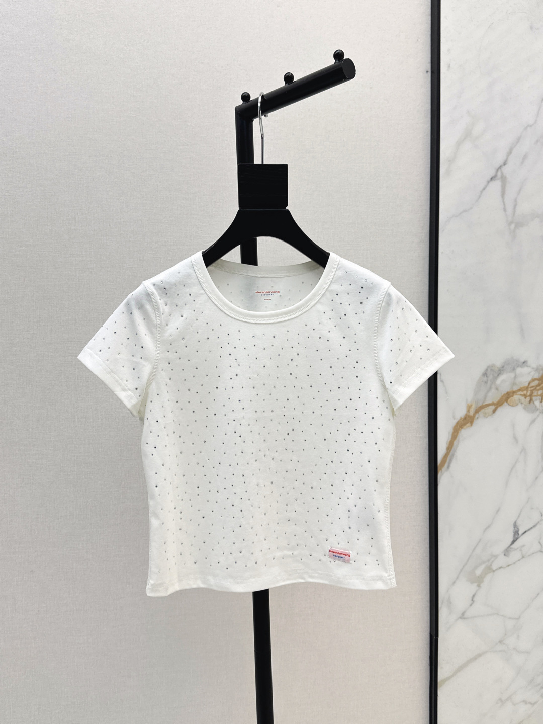 NO:421607,AW 25Ss————The latest spring and summer logo logo decorative diamond t-shirt. The density is very high and the feel is super good. It is really hard to work. The details are perfect and the regular version is completely unscrupulous. The upper body is not picky at all. It instantly improves the temperament. Two colors are available in stock. SML, tees, t-shirt, alexander wang19860909AW 25Ss————春夏最新款logo徽标装饰烫钻T恤 密度很高手感超好 真的费劲心血的一款 细节完美常规版型 上身完全不挑人简单大方 瞬间提升气质 两色现货发售sml,,tees，t-shirt,alexander wang,Women's clothing