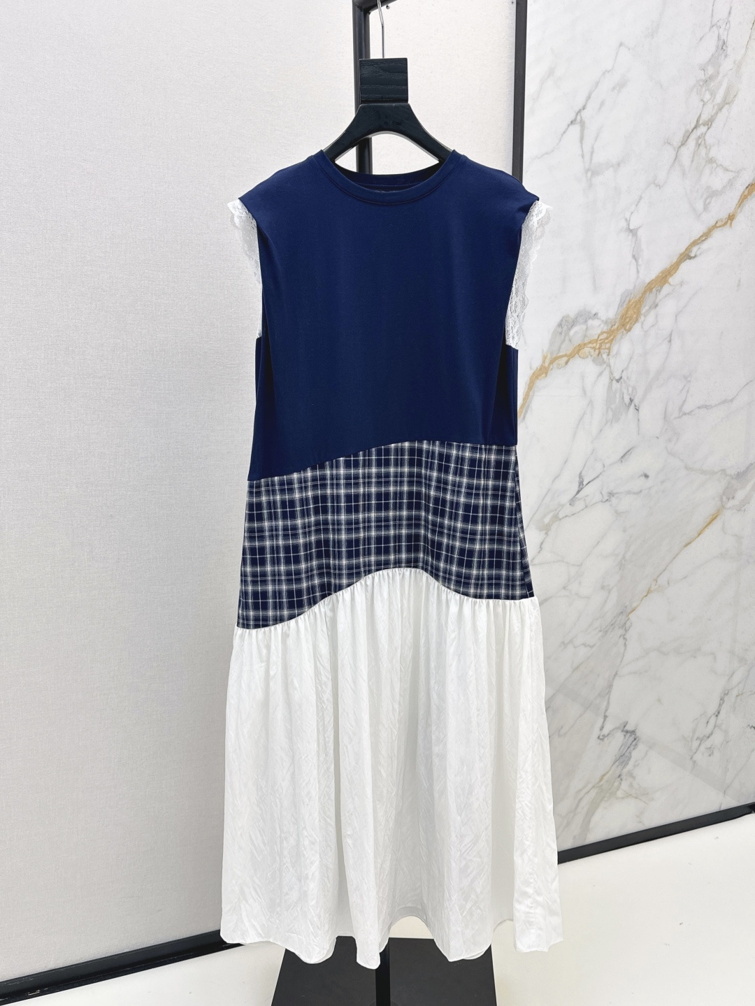 NO:421599,Fashionable design 25Ss————The latest spring and summer plaid splicing design navy blue dress, casual and stylish, the first choice for daily travel, one-piece lazy skirt, the Miao style fashionable and girlish feeling that you can get at will, using light cotton fabric, breathable and not stuffy, the waist lace-up method is very slim, one-color spot sml, skirts, alexander wang19860909时髦设计 25Ss————春夏最新款格纹拼接设计藏蓝色连衣裙 休闲有范 日常出街首选 一件式懒人裙子 随意穿就能get到的缪式时髦和少女感 采用轻薄的棉质面料 透气性好不闷热 腰部系带做法很显瘦 一色现货发售sml,,skirts,alexander wang,Women's clothing