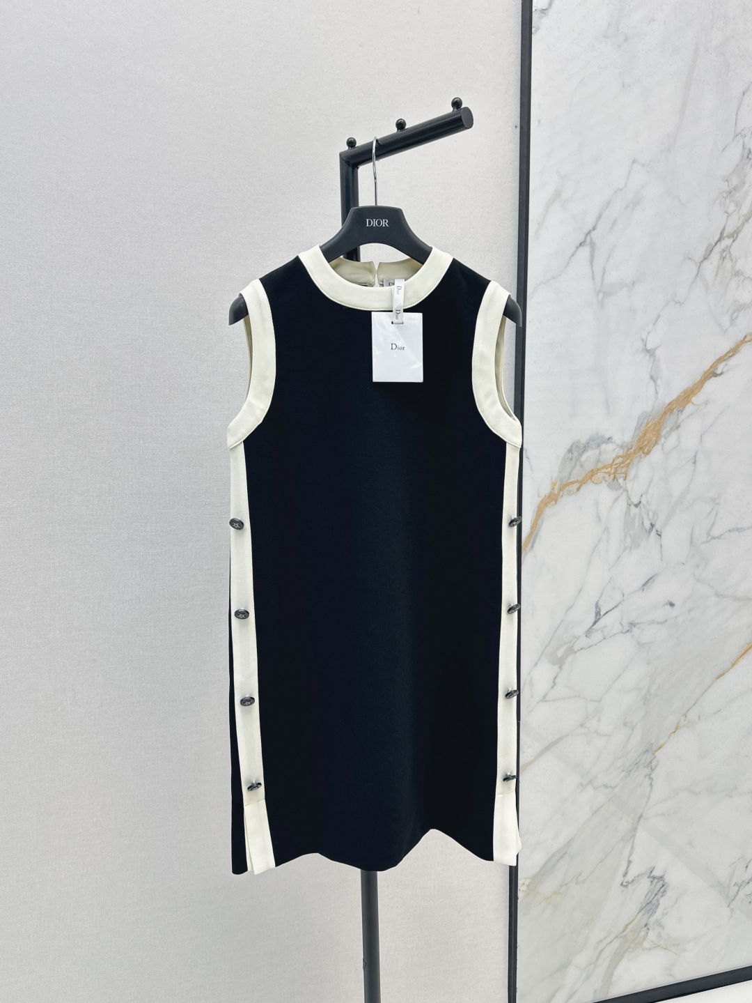 NO:421569,CD 25Ss————The latest classic black and white color matching round neck sleeveless dress in spring and summer, H-style tailoring is versatile and not picky, French elegant temperament, top body looks slim and tall, customized lucky star buttons embellish both sides, custom fabrics are crisp and textured online, one-color spot on sale sml, skirts, alexander wang19860909CD 25Ss————春夏最新款经典黑白配色配色圆领无袖连衣裙H版型剪裁百搭不挑人 法式优雅气质上身显瘦又高挑 定制幸运星纽扣点缀双侧 定制面料挺括感和质感都在线 一色现货发售sml,,skirts,alexander wang,Women's clothing