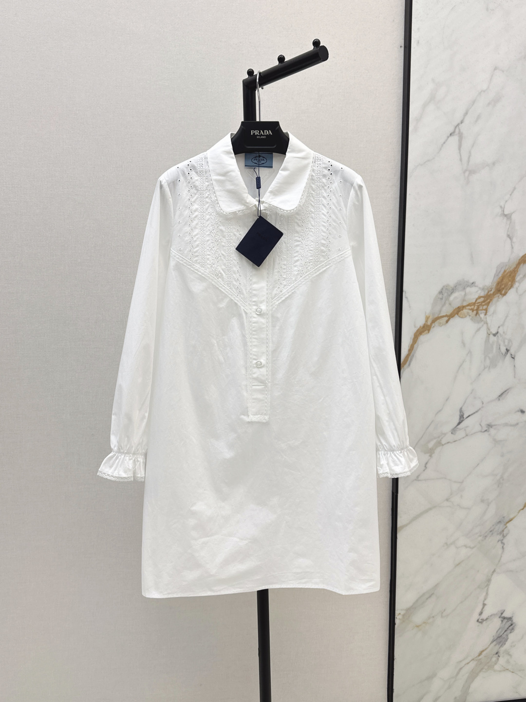 NO:421550,PD 25Ss————The latest spring and summer original single-quality South French style lace long-sleeved shirt dress Positioning floral hollow embroidery Lace lace splicing full of details, age-reducing elegant temperament, imported silk cotton fabric with light and comfortable texture, classic straight-tube style versatile and not picky. Two colors are available for sale in stock sml, skirts, shirts, alexander wang19860909PD 25Ss————春夏最新款原单品质南法风情蕾丝花边长袖衬衫式连衣裙 定位花卉镂空绣花 蕾丝花边拼接细节感满满 减龄优雅气质随性 进口丝棉面料质感轻薄舒适 经典直筒版型百搭不挑人 两色现货发售sml,,skirts,shirts,alexander wang,Women's clothing