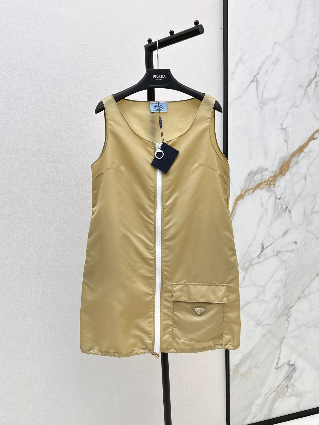 NO:421541,Exclusive first release PD 25Ss————The latest spring and summer contrasting zipper design handsome functional style nylon sleeveless skirt original custom hardware accessories The fabric texture is upright and stylish Zipper sleeveless H-style design and tailoring to create a cool and handsome girlish style. Casual and versatile upper body looks slim and tall, elegant and handsome without losing the aura. Two colors are available for sale in stock sml, skirts, alexander wang19860909独家首发 PD 25Ss————春夏最新款撞色拉链设计帅气机能风尼龙无袖裙原版定制五金配件 面料质感立挺有型 拉链无袖H版型设计剪裁 打造减龄酷帅少女风 休闲百搭上身显瘦又高挑 不失气场的优雅帅气 两色现货发售sml,,skirts,alexander wang,Women's clothing