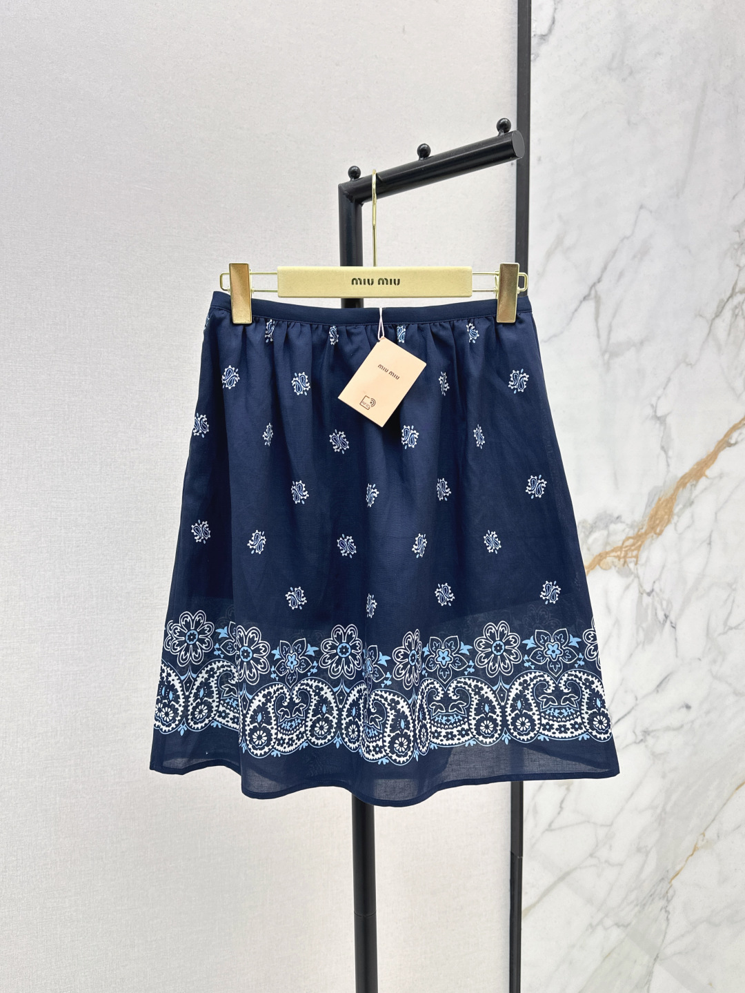 NO:421506,Retro Bohemian Miu 25Ss———The latest retro cashew flower print set strap printed straps + mid-length skirt. A set of matching. The vacation is really suitable. Take a huge photo and make a movie. It is absolutely fashionable and age-reducing. Full of vitality. Retro and stylish. You can also wear it separately. Two colors are developed separately. SML skirts are available in stock, Miumiu, skirts, alexander wang.19860909复古波西米亚 Miu 25Ss————春夏最新款复古腰果花印花套装绑带印花抹胸+中长款半裙 一套搭配 度假真的太适合了 拍照巨出片 妥妥的时髦和减龄 活力满满 复古有范 也可以分开搭配穿 两色分开发 现货发售sml半裙,,miumiu,skirts,alexander wang,Women's clothing