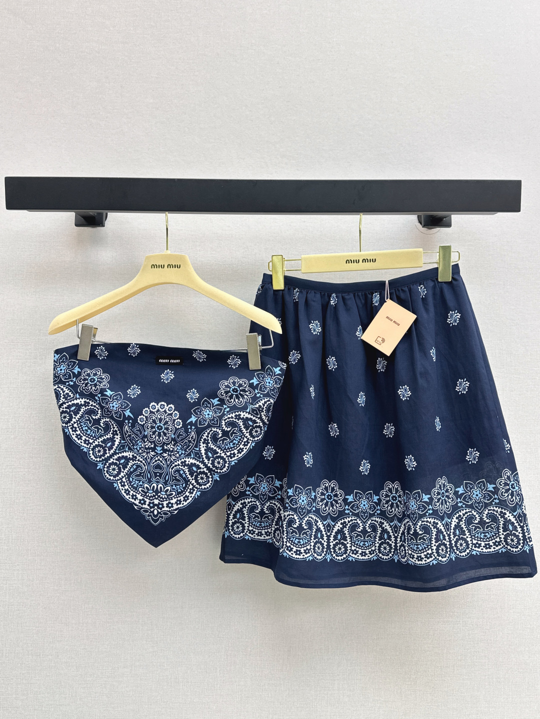 NO:421494,Retro Bohemian Miu 25Ss———The latest retro cashew flower print set strap printed straps + mid-length skirt. A set of matching. The vacation is really suitable. Take a huge photo and make a movie. It is absolutely fashionable and age-reducing. Full of vitality. Retro style. You can also wear it separately. Two colors are developed separately. SML straps are available in stock. Miumiu, skirts, alexander wang.19860909复古波西米亚 Miu 25Ss————春夏最新款复古腰果花印花套装绑带印花抹胸+中长款半裙 一套搭配 度假真的太适合了 拍照巨出片 妥妥的时髦和减龄 活力满满 复古有范 也可以分开搭配穿 两色分开发 现货发售sml 抹胸,,miumiu,skirts,alexander wang,Women's clothing