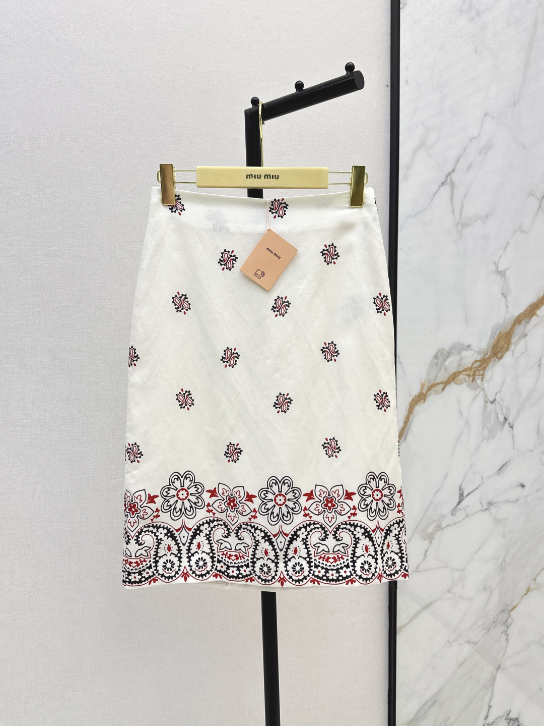 NO:421484,Retro Bohemian Miu 25Ss———The latest retro cashew flower print set in spring and summer, streamer printed sleeveless top + high waist hip skirt. One set of matching. The vacation is really suitable. Take a huge photo and make a movie. It is absolutely fashionable and age-reducing. Full of vitality. Retro and stylish. You can also wear it separately. One set of two colors are available for sale in stock. SML, miumiu, skirts, alexander wang19860909复古波西米亚 Miu 25Ss————春夏最新款复古腰果花印花套装飘带印花无袖上衣+高腰包臀半裙 一套搭配 度假真的太适合了 拍照巨出片 妥妥的时髦和减龄 活力满满 复古有范 也可以分开搭配穿 一套出 两色现货发售sml,,miumiu,skirts,alexander wang,Women's clothing