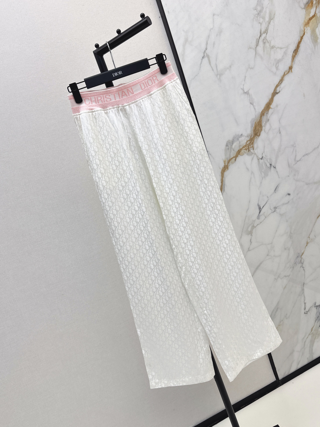 NO:423180,CD 25Ss————The latest classic logo for spring and summer, the old-fashioned suit, loose shirt + straight pants. The upper body is full of fashionable and high-end feeling. The cool style, with its own aura. Ultra-thin fabric. The texture is very fashionable and high-end. The color is super positive. The upper body looks white and slim. The classic series with its own aesthetics. The upper body is full of aura. The length is just right. The two colors are developed separately. SML pants, shirts, alexander wang.19860909CD 25Ss————春夏最新款经典logo老花套装宽松衬衫+直筒裤 上身就是满满的时髦高级感 巨拉风 自带气场 超轻薄面料 质感很奈斯 时髦又高级 颜色超级正 上身显白又显瘦 自带美感的经典系列 走路都带风上身气场全开 长度恰到好处 两色分开发 现货发售sml 裤子,,shirts,alexander wang,Women's clothing