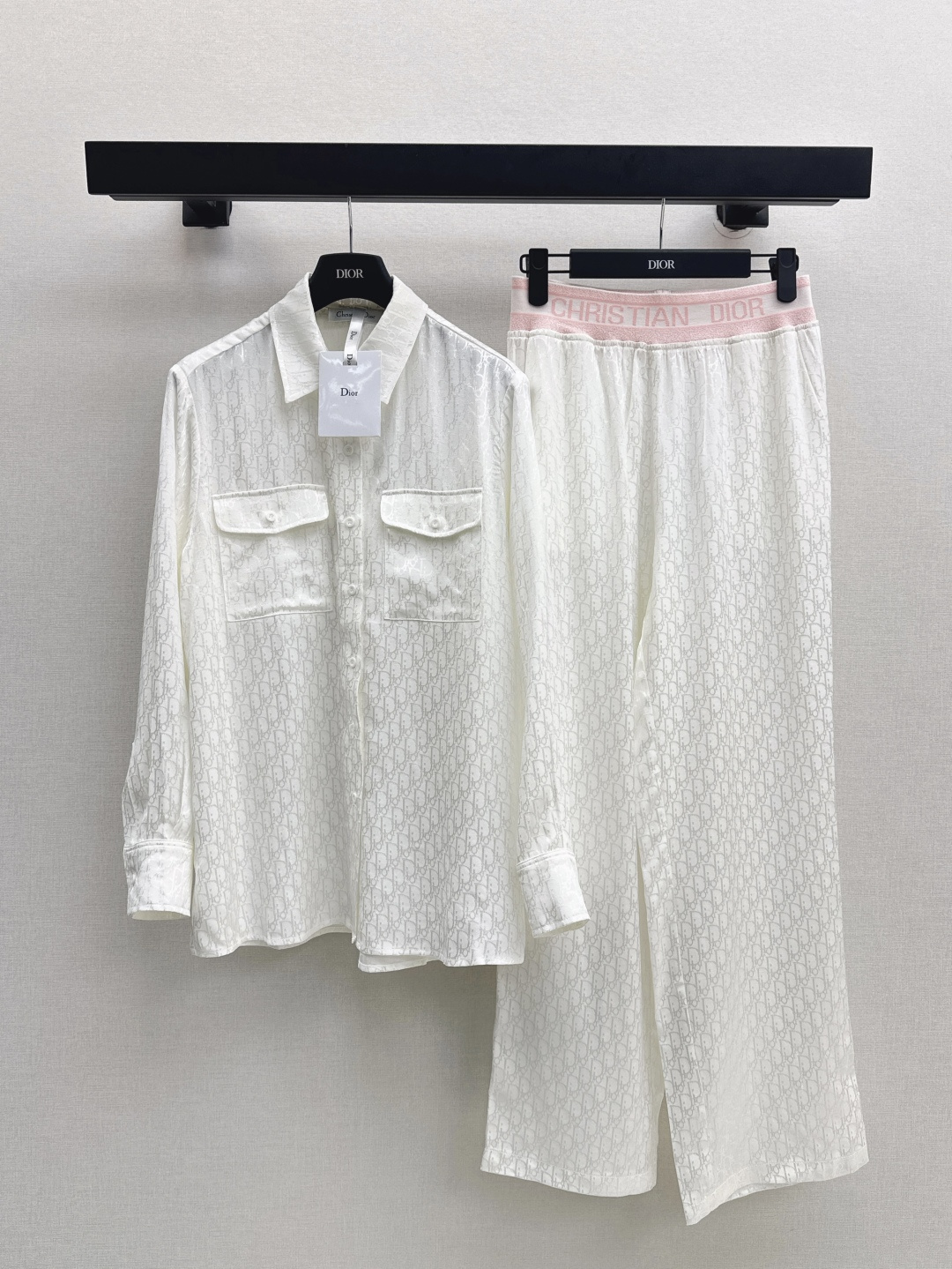 NO:423172,CD 25Ss————The latest classic logo for spring and summer, the old-fashioned suit, loose shirt + straight pants, the upper body is full of fashionable and high-end sense, huge and cool style, with its own aura, ultra-thin fabric, very texture, fashionable and high-end color, the upper body looks white and slim, the classic series with its own aesthetics, the upper body is full of aura, the length is just right, the two colors are developed, the sml tops,,shirts,alexander wang19860909CD 25Ss————春夏最新款经典logo老花套装宽松衬衫+直筒裤 上身就是满满的时髦高级感 巨拉风 自带气场 超轻薄面料 质感很奈斯 时髦又高级 颜色超级正 上身显白又显瘦 自带美感的经典系列 走路都带风上身气场全开 长度恰到好处 两色分开发 现货发售sml 上衣,,shirts,alexander wang,Women's clothing