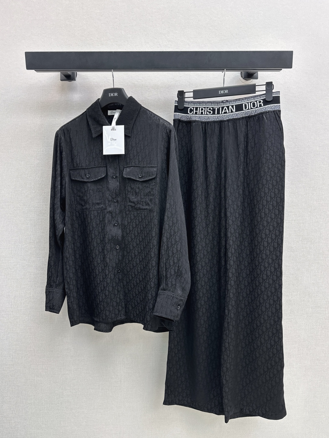 NO:423231,CD 25Ss————The latest classic logo for spring and summer, the old-fashioned suit, loose shirt + straight pants, the upper body is full of fashionable and high-end sense, huge and cool style, with its own aura, ultra-thin fabric, very texture, fashionable and high-end color, the upper body looks white and slim, the classic series with its own aesthetics, the upper body is full of aura, the length is just right, the two colors are developed, the sml tops,,shirts,alexander wang19860909CD 25Ss————春夏最新款经典logo老花套装宽松衬衫+直筒裤 上身就是满满的时髦高级感 巨拉风 自带气场 超轻薄面料 质感很奈斯 时髦又高级 颜色超级正 上身显白又显瘦 自带美感的经典系列 走路都带风上身气场全开 长度恰到好处 两色分开发 现货发售sml 上衣,,shirts,alexander wang,Women's clothing