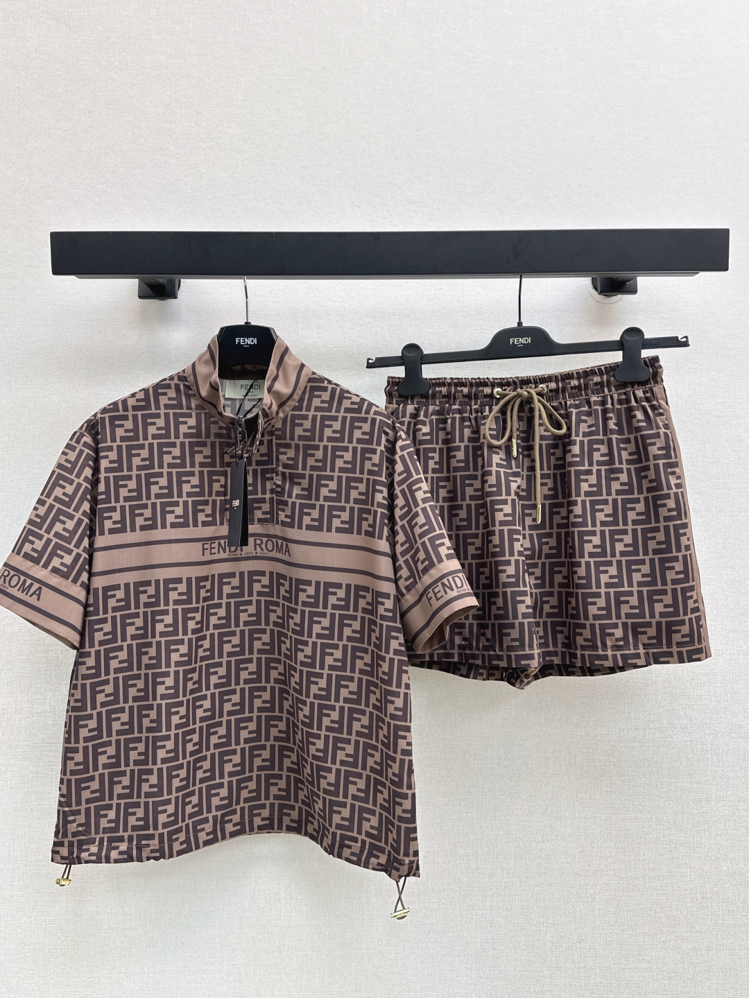 NO:423224,FD 25Ss————The latest classic double F presbyterian suit stand-up collar top + shorts. The upper body is full of fashionable and high-end feeling. He is cool and stylish. It has aura. Ultra-thin fabric. The texture is very fashionable and high-end. The color is super positive. The upper body looks white and slim. The classic series with beauty. It is windy and the upper body is fully open. The length is just right. One set is available in stock. SML, shorts, alexander wang.19860909FD 25Ss————春夏最新款经典双F老花套装立领上衣+短裤 上身就是满满的时髦高级感 巨拉风 自带气场 超轻薄面料 质感很奈斯 时髦又高级 颜色超级正 上身显白又显瘦 自带美感的经典系列 走路都带风上身气场全开 长度恰到好处 一套出 一色现货发售sml,,shorts,alexander wang,Women's clothing