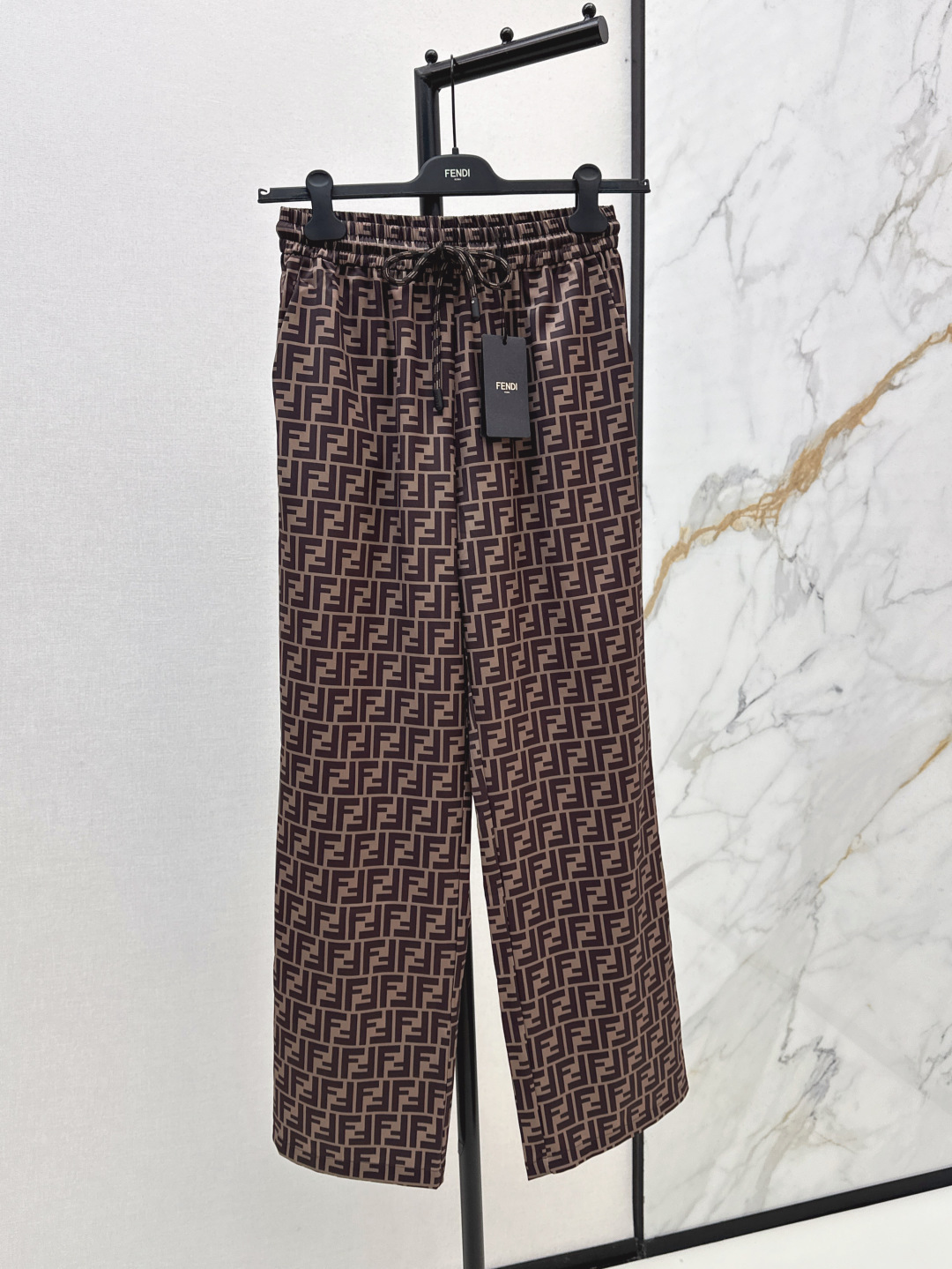 NO:423217,FD 25Ss———The latest classic double F presbyterian pattern printed straight-leg pants in spring and summer. It is not picky about body shape requirements. It is particularly good on the upper body!  The matching style is also very popular. Exquisite and high-end customization. The textured fabric has a great texture. Retro and elegant. The upper body is cool and handsome. The age-reducing fashionable style. The one-size-size-spot sml is available for sale, alexander wang.19860909FD 25Ss————春夏最新款经典双F老花图案印花直筒裤 不挑剔身形要求 上身特别赞！搭配的风格也很通吃 精致高级定制 富有肌理感的面料质感超赞 复古优雅 上身酷帅减龄时髦精 一色现货发售sml,,alexander wang,Women's clothing