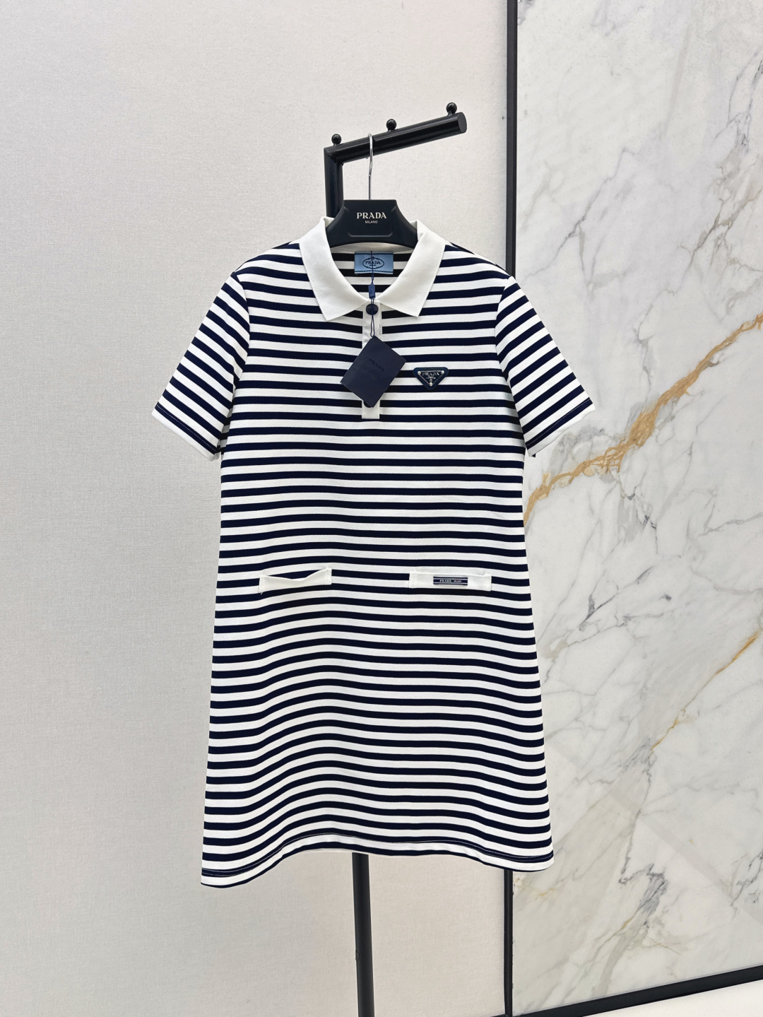 NO:423209,PD 25Ss————The latest age-reducing striped dress in spring and summer. The upper body is full of fashionable and high-end feeling and has aura. The fabric is very textured. Fashionable and high-end. The color is super positive. The upper body looks white and slim. A classic series with a cool and handsome feeling. Walking with a style, the upper body is fully open and the length is just right. SML is available in stock,, skirts, alexander wang19860909PD 25Ss————春夏最新款减龄条纹连衣裙 上身就是满满的时髦高级感自带气场 面料质感很奈斯 时髦又高级 颜色超级正 上身显白又显瘦 自带酷帅感的经典系列 走路都带风 上身气场全开 长度恰到好处 一色现货发售sml,,skirts,alexander wang,Women's clothing