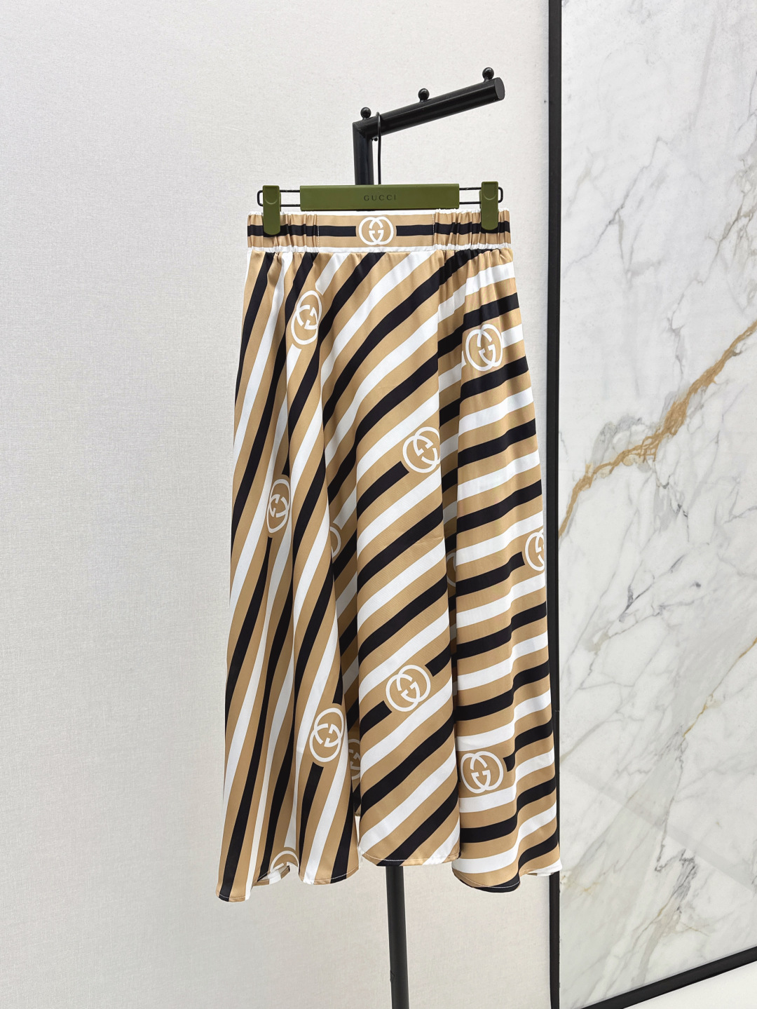 NO:423204,Gu 25Ss————The latest double G printed striped skirt in spring and summer. The fabric is light and flowing and elastic positioning logo, rubber waist, and the real thing is super good. Two colors are available for sale in stock. SML, skirts, alexander wang19860909Gu 25Ss————春夏最新款双G印花条纹半裙 面料轻盈飘逸弹力定位logo橡筋腰实物超好看 两色现货发售sml,,skirts,alexander wang,Women's clothing