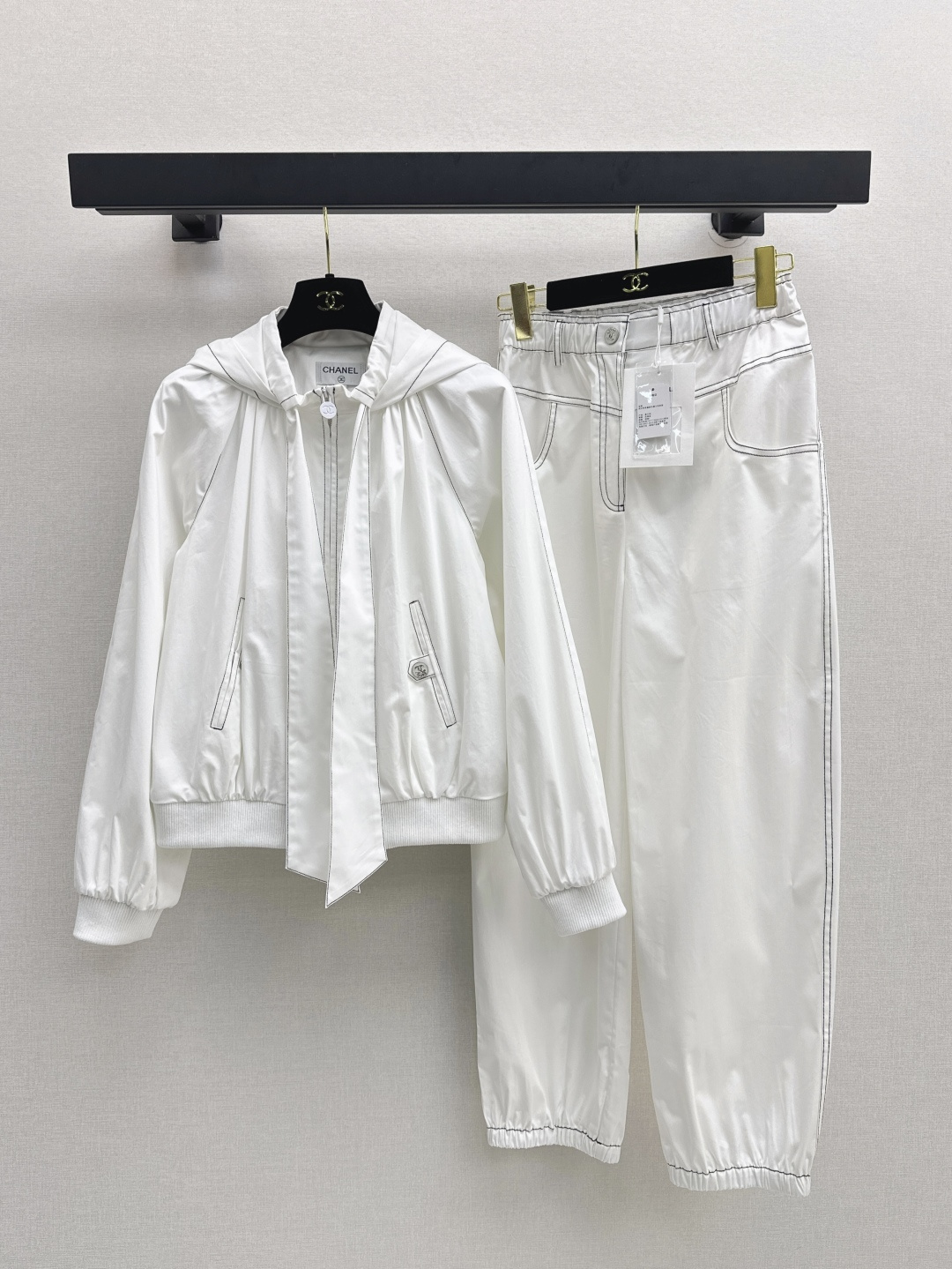 NO:423188,C home 25Ss————The latest popular waterproof series for spring and summer hooded streamer zipper jacket, super slim, capable and cool, logo buckle embellishment, fashionable and full of fashion, classic loose style, imported nylon fabric, light and comfortable, sun protection and windproof, cool and handsome, it is a must-have outfit for cool Girl. One color is available for sale in stock, chanel, jackets & coats, jackets & coats, hats, alexander wang19860909C家 25Ss————春夏最新款高人气防水系列 连帽飘带拉链夹克外套 超显瘦 干练且酷帅 logo扣点缀 时髦感拉满 经典宽松版型 进口尼龙面料 轻薄舒适又防晒防风 上身又酷又帅 简直是酷Girl必备穿搭 一色现货发售sml,,chanel,jackets & coats,jackets & coats,hats,alexander wang,Women's clothing