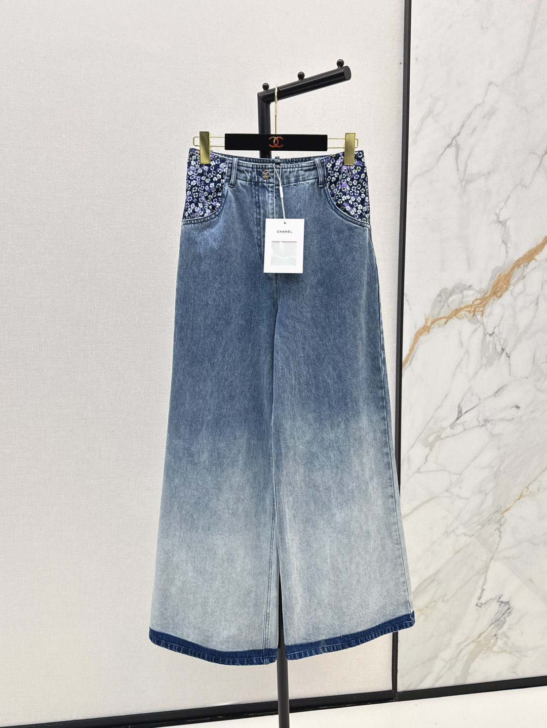 NO:423179,C home 25Ss————The latest floral printed pocket gradient micro-flare jeans in spring and summer. Customized dyeing washing process is washed with primary color yeast water. Personalized logo embellishment. Eye-catching and fashionable. High-waisted, micro-flare-shaped upper body easily divides the body proportions. Grasp the model's figure. Big legs show long legs. Jeans are classic and versatile and fashionable. One-color branches are sold sml, chanel, jeans, alexander wang.19860909C家 25Ss————春夏最新款花卉印花口袋渐变微喇牛仔裤 定制定染的洗水工艺采用原色酵母水洗 个性logo点缀 吸睛百搭又时髦 高腰微喇叭版型上身轻松分割身材比例 拿捏模特身材 巨显腿长 牛仔裤经典百搭随便搭配都很时髦 一色枝发售sml,,chanel,jeans,alexander wang,Women's clothing