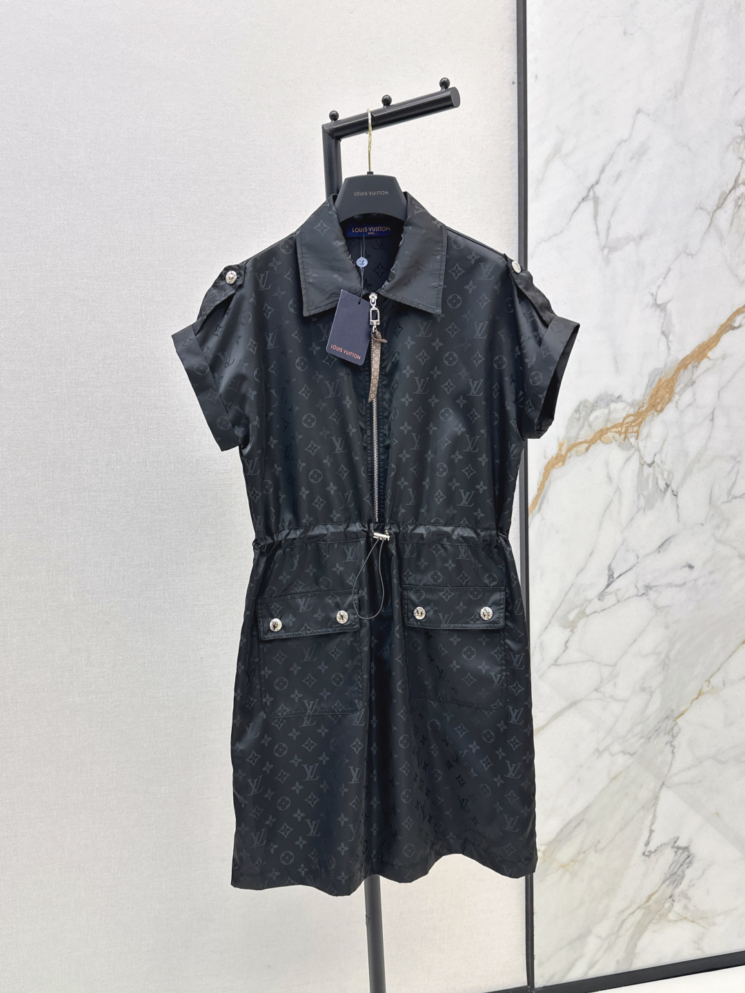 NO:423144,L family 25Ss————The latest classic logo for spring and summer, presbyterian lapel dress, the upper body is full of fashionable and high-end feeling, and the fabric is very textured, fashionable and high-end, the color is super positive, the upper body looks white and slim, and the wind is walking, the upper body is fully open, the length is just right, easy to control, one-color spot is available sml,, louis vuitton, skirts, alexander wang19860909L家 25Ss————春夏最新款经典logo老花翻领连衣裙 上身就是满满的时髦高级感自带气场 面料质感很奈斯 时髦又高级 颜色超级正 上身显白又显瘦 走路都带风 上身气场全开 长度恰到好处 轻松驾驭 一色现货发售sml,,louis vuitton,skirts,alexander wang,Women's clothing