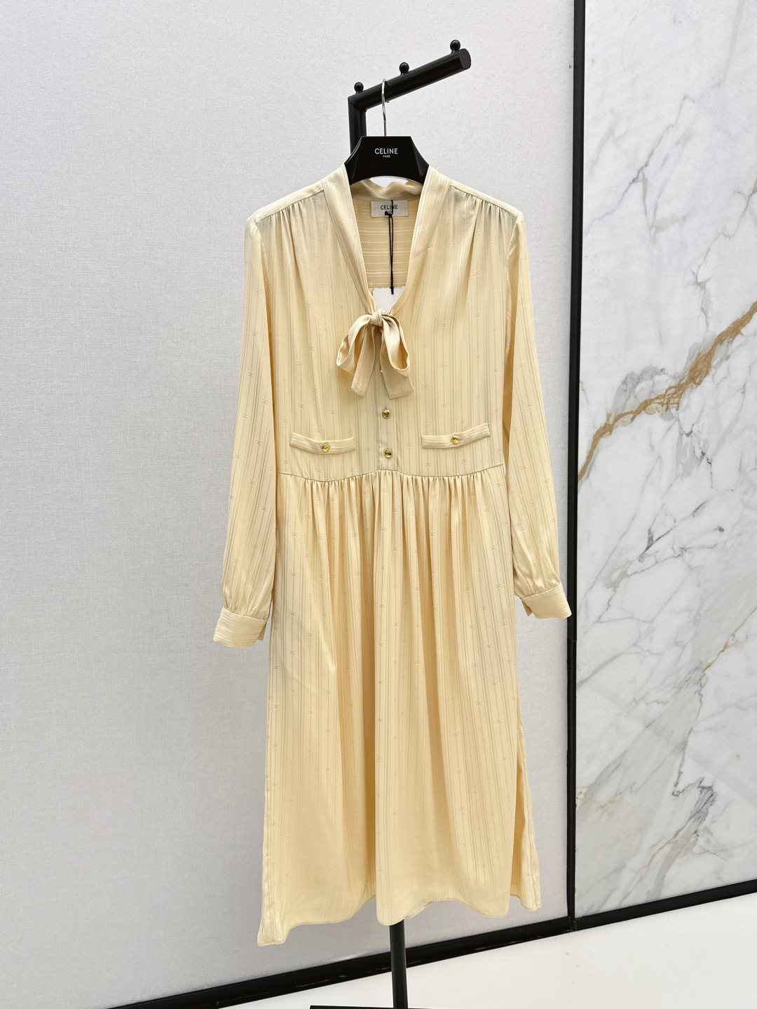 NO:423135,Ce 25Ss————The latest silk lace-up long dress in spring and summer, 100% mulberry silk material, texture, shiny, high-end skin-nourishing, lace-up dress style, high-end satin yellow, full of noble atmosphere, neckline is decorated with bow tie, cuff wrap tight design, dignified and gorgeous, brand style is high-end and atmospheric, tailoring ensures a draping feeling, the upper body is made of jacquard vertical stripes interspersed with the brand Arc de Triomphe logo, modify the overall lines, one-color spot sml, skirts, real silk, alexander wang19860909Ce 25Ss————春夏最新款真丝系带长款连衣裙百分百桑蚕丝材质 质感光泽 高级养肤 系带连衣裙版型 高级缎光黄色 满满贵气千金氛围 领口以蝴蝶结系带作为装饰 袖口包裹束紧设计 端庄华丽感 品牌格调高端大气 剪裁保证垂顺感的同时 上身利用提花竖条纹穿插品牌凯旋门徽标 修饰整体线条 一色现货发售sml,,skirts,real silk,alexander wang,Women's clothing
