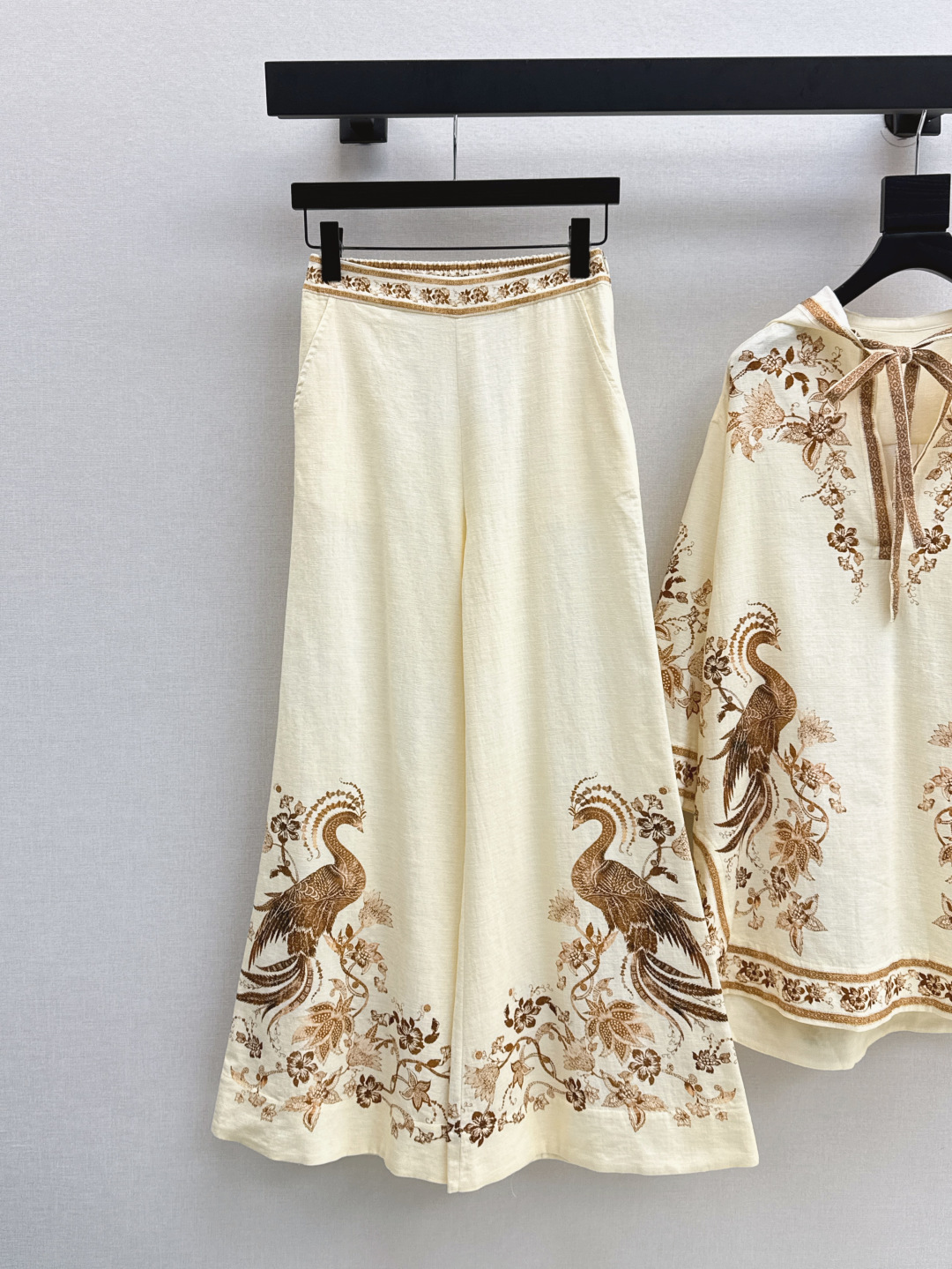 NO:423162,Zim 25Ss———The latest spring and summer vacation series sets. Loose shoulder-loaded hooded top + trousers. The edge details are embellished with natural elements such as peacocks. The totem with ethnic style adds a lazy feeling of vacation. Wide sleeves and short front and long back. The outfit is inclusive. The brand’s own fashion sense is instantly created. Create a fashionable style for old money. Every day, every day, good-looking. Developed in one color. SML trousers, hats, alexander wang.19860909Zim 25Ss———春夏最新款度假系列套装 宽松落肩连帽廓形上衣+长裤 边缘细节以孔雀等自然元素图案点缀 富有民族风情的图腾 增添度假慵懒感 阔袖和前短后长细节 穿搭包容身型 品牌自带的时尚感立现 随心打造老钱时髦风格 日常度假都好看 一色分开发 现货发售sml 长裤,,hats,alexander wang,Women's clothing