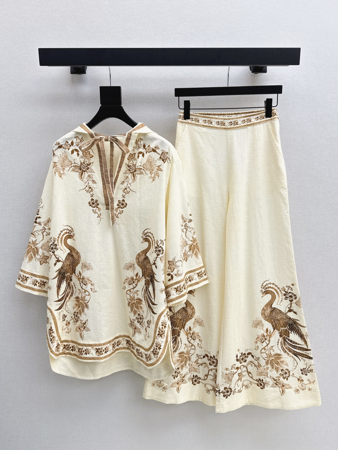 NO:423124,Tops, trousers, 25Ss———The latest spring and summer vacation series sets, loose shoulder hooded tops + trousers, edge details are embellished with natural elements such as peacocks, ethnic totems, add to the lazy feeling of vacation, wide sleeves and short front and long back, wear to accommodate body shape, the brand's own fashion sense is instantly created, create a fashionable style of old money, every day of vacation is good, one color is developed, spot-on sml, hats, alexander wang19860909上衣 长裤 25Ss———春夏最新款度假系列套装 宽松落肩连帽廓形上衣+长裤 边缘细节以孔雀等自然元素图案点缀 富有民族风情的图腾 增添度假慵懒感 阔袖和前短后长细节 穿搭包容身型 品牌自带的时尚感立现 随心打造老钱时髦风格 日常度假都好看 一色分开发 现货发售sml,,hats,alexander wang,Women's clothing